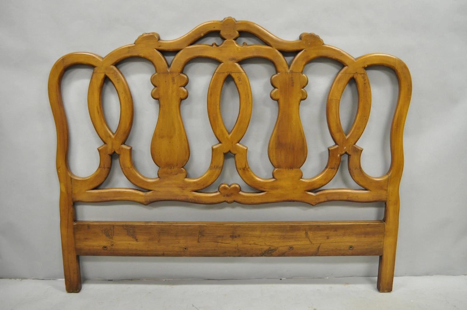 Tête de lit Queen en bois de fruitier sculpté et à enroulement en noyer en vente 3