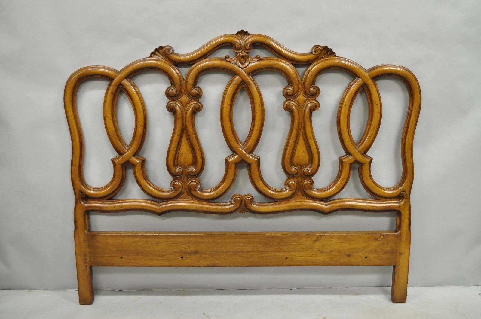 Veuillez nous envoyer un message avec votre code postal pour demander un devis plus raisonnable pour les frais d'expédition aux États-Unis.

Vintage French Country Provincial Solid Carved Fruitwood Walnut Scrolling Queen Sz Bed Headboard. Circa Mid
