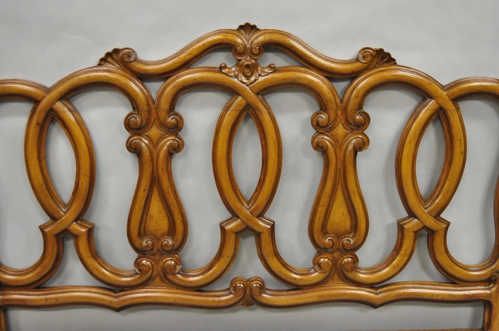 Provincial français Tête de lit Queen en bois de fruitier sculpté et à enroulement en noyer en vente
