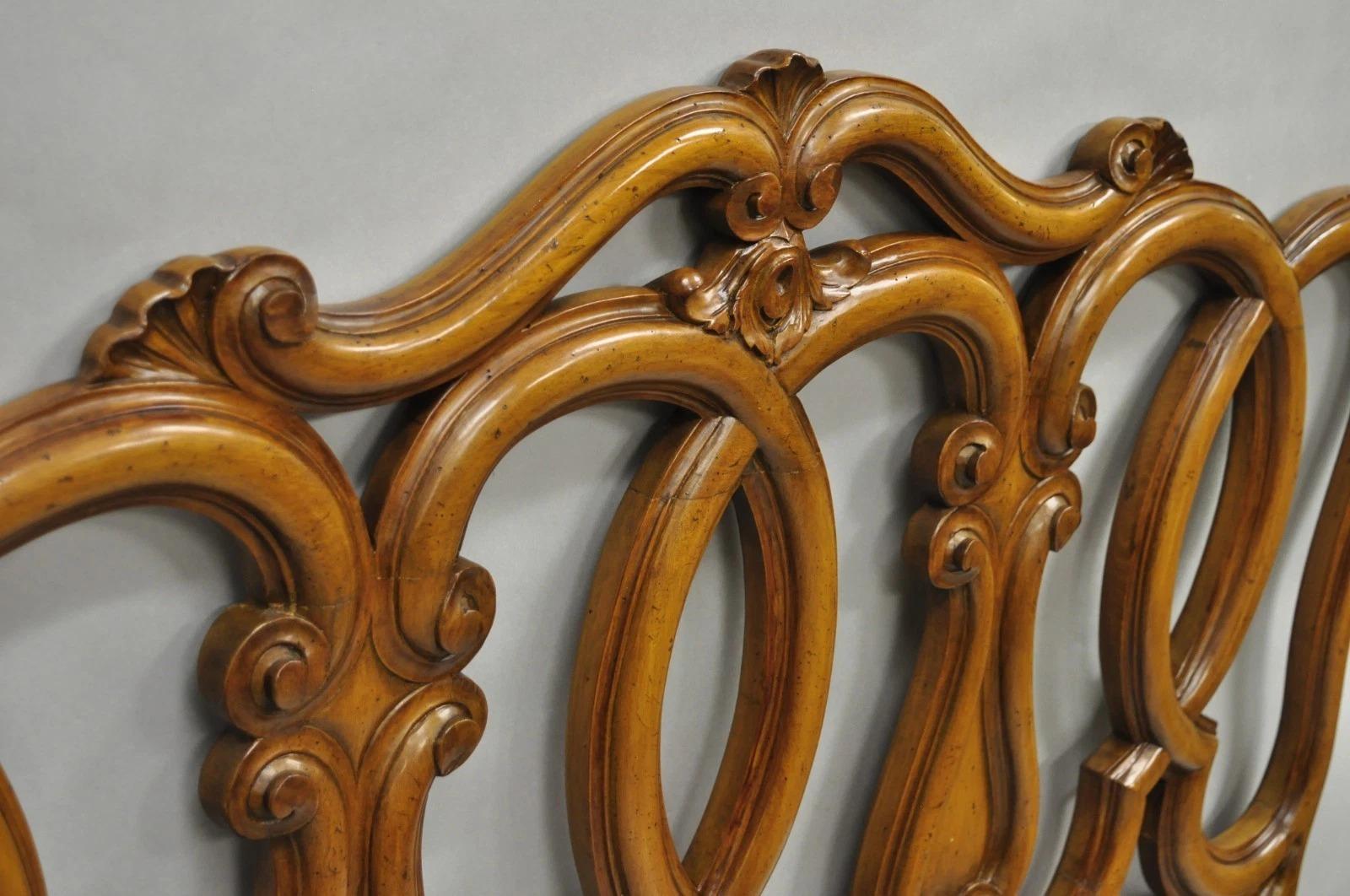 Tête de lit Queen en bois de fruitier sculpté et à enroulement en noyer Bon état - En vente à Philadelphia, PA