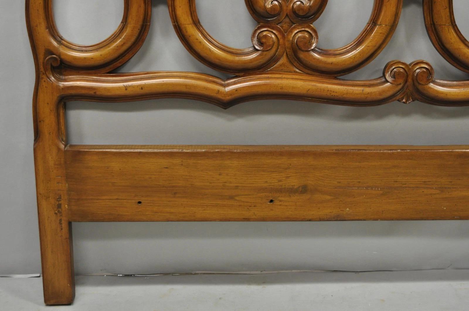 20ième siècle Tête de lit Queen en bois de fruitier sculpté et à enroulement en noyer en vente