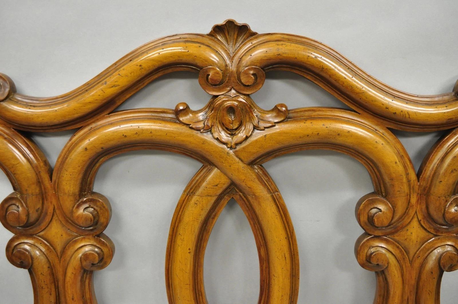 Tête de lit Queen en bois de fruitier sculpté et à enroulement en noyer en vente 2