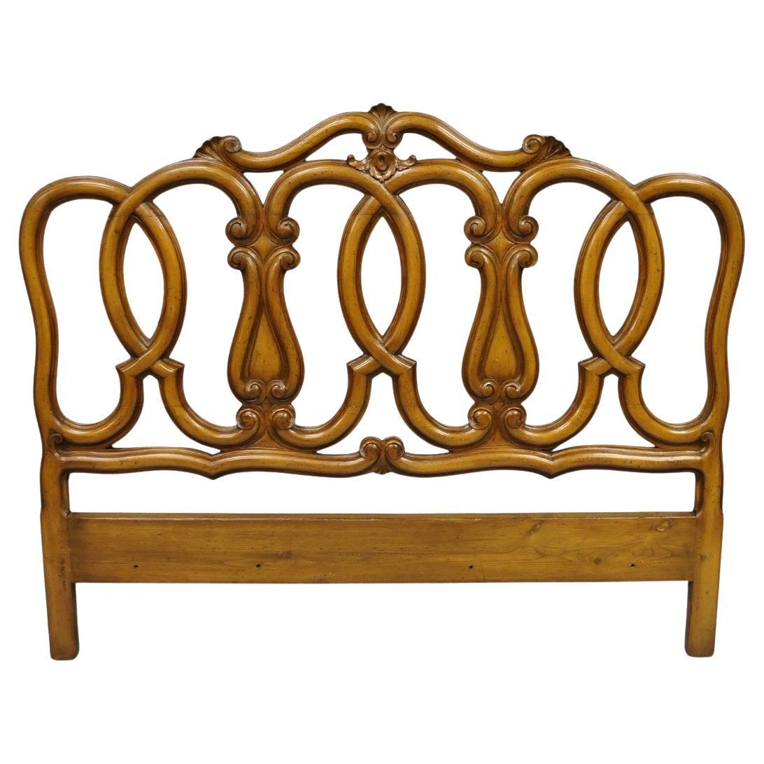 Tête de lit Queen en bois de fruitier sculpté et à enroulement en noyer