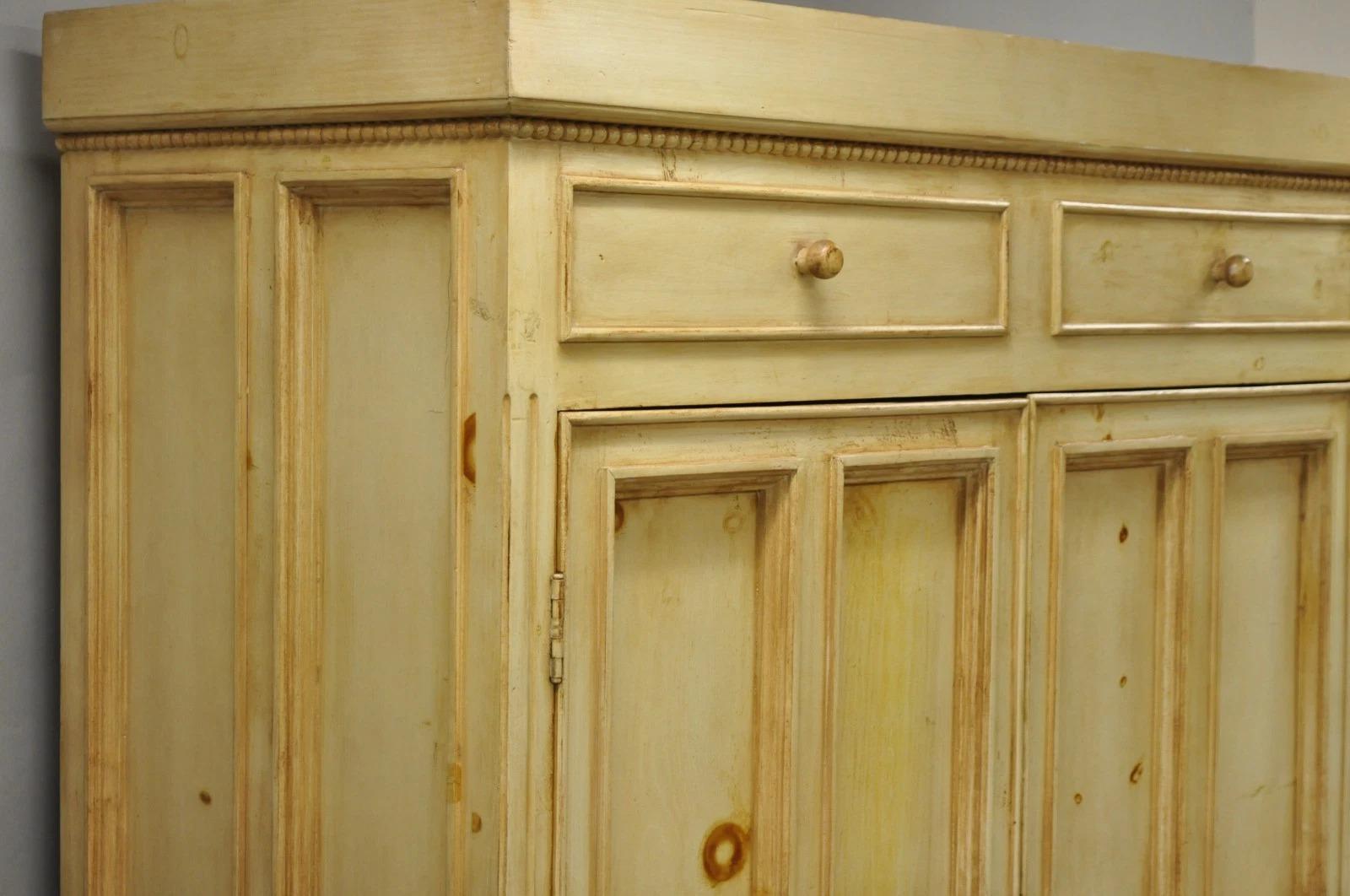 Französisch Land Provincial Distressed Kiefer knotig Holz 2 Teil Schrank Kabinett im Angebot 4