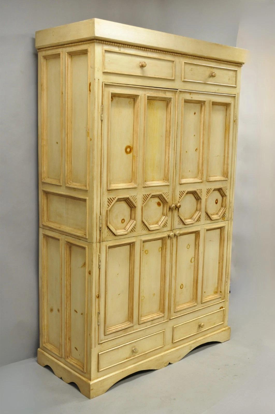 Bitte teilen Sie uns Ihre Postleitzahl mit, um ein günstigeres Angebot für den Versand innerhalb der USA anzufordern.

French Country Provincial Style Distressed Knotty Pine Wood 2 Part Cupboard Cabinet. Artikel verfügt über eine große