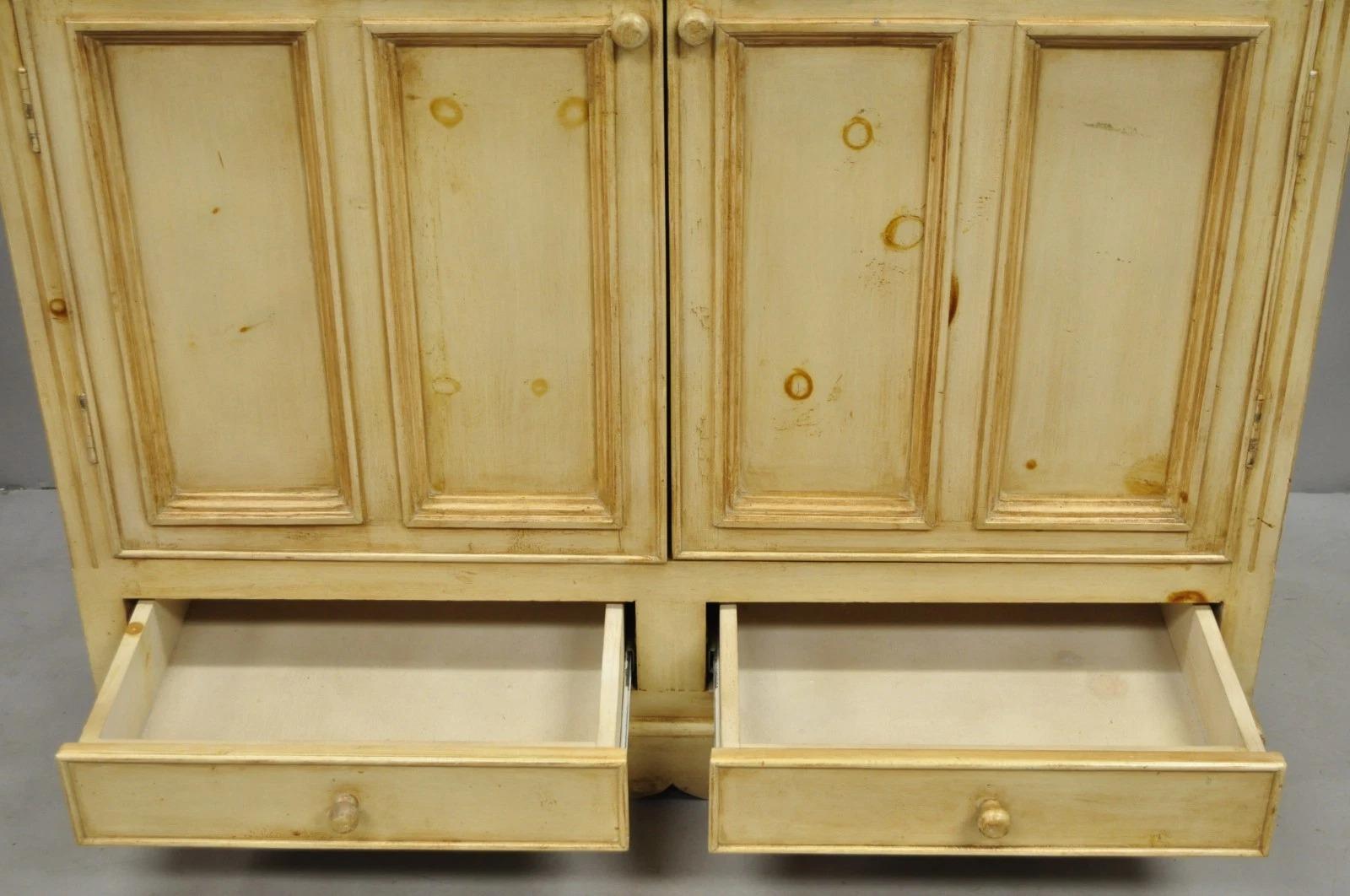 Französisch Land Provincial Distressed Kiefer knotig Holz 2 Teil Schrank Kabinett (Unbekannt) im Angebot