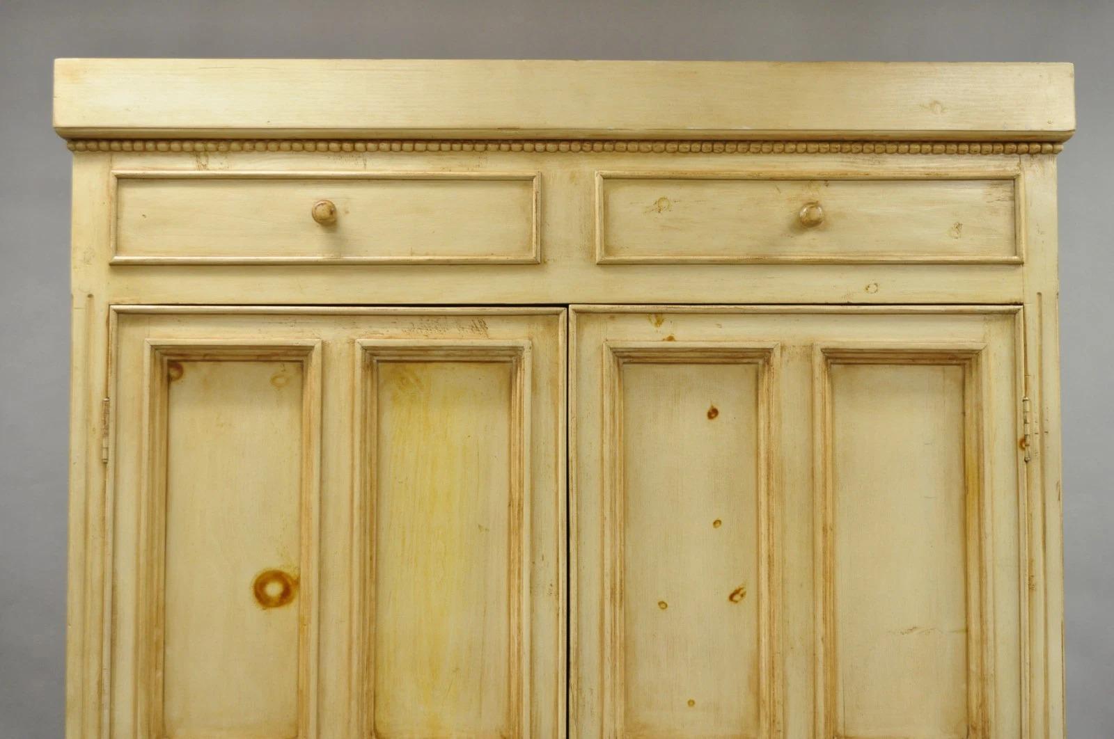 Französisch Land Provincial Distressed Kiefer knotig Holz 2 Teil Schrank Kabinett im Zustand „Gut“ im Angebot in Philadelphia, PA