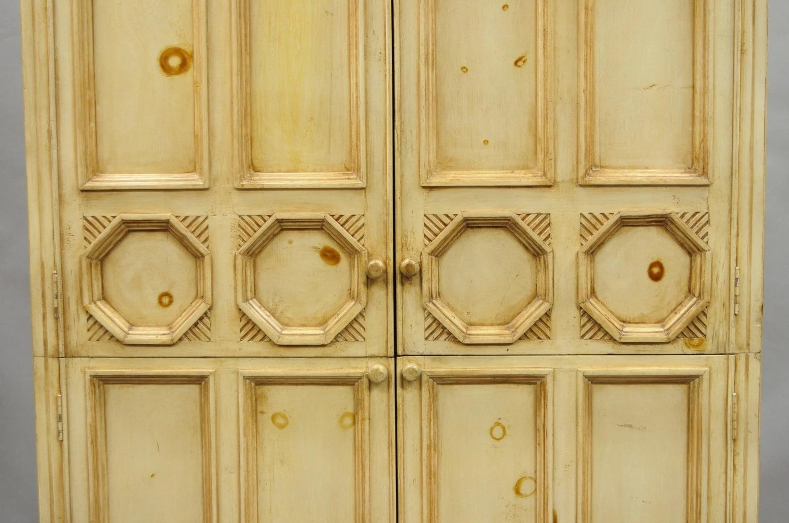 Französisch Land Provincial Distressed Kiefer knotig Holz 2 Teil Schrank Kabinett (20. Jahrhundert) im Angebot