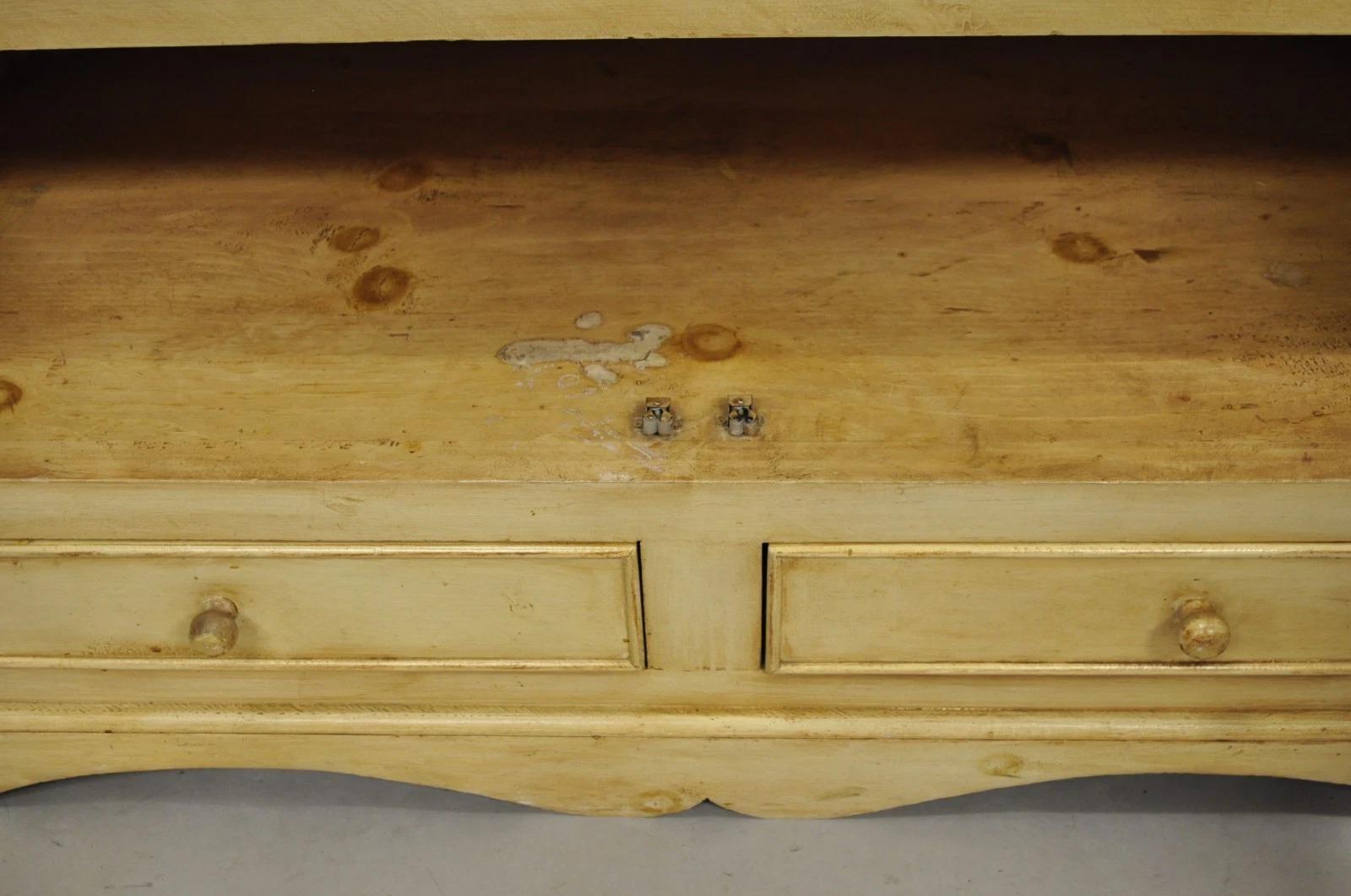 Französisch Land Provincial Distressed Kiefer knotig Holz 2 Teil Schrank Kabinett im Angebot 1