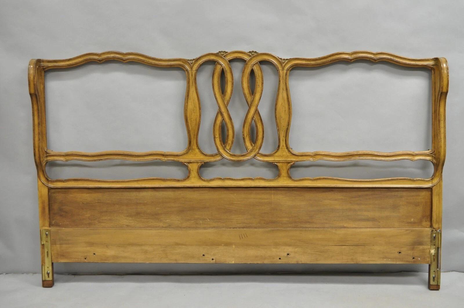 Vintage French Country Provincial Hollywood Regency Pretzel Scroll Carved Fruitwood King Size Bed Headboard with Removable Upholstered Panels (very easy to reupholster). Circa metà del XX secolo. Misure: 47,5