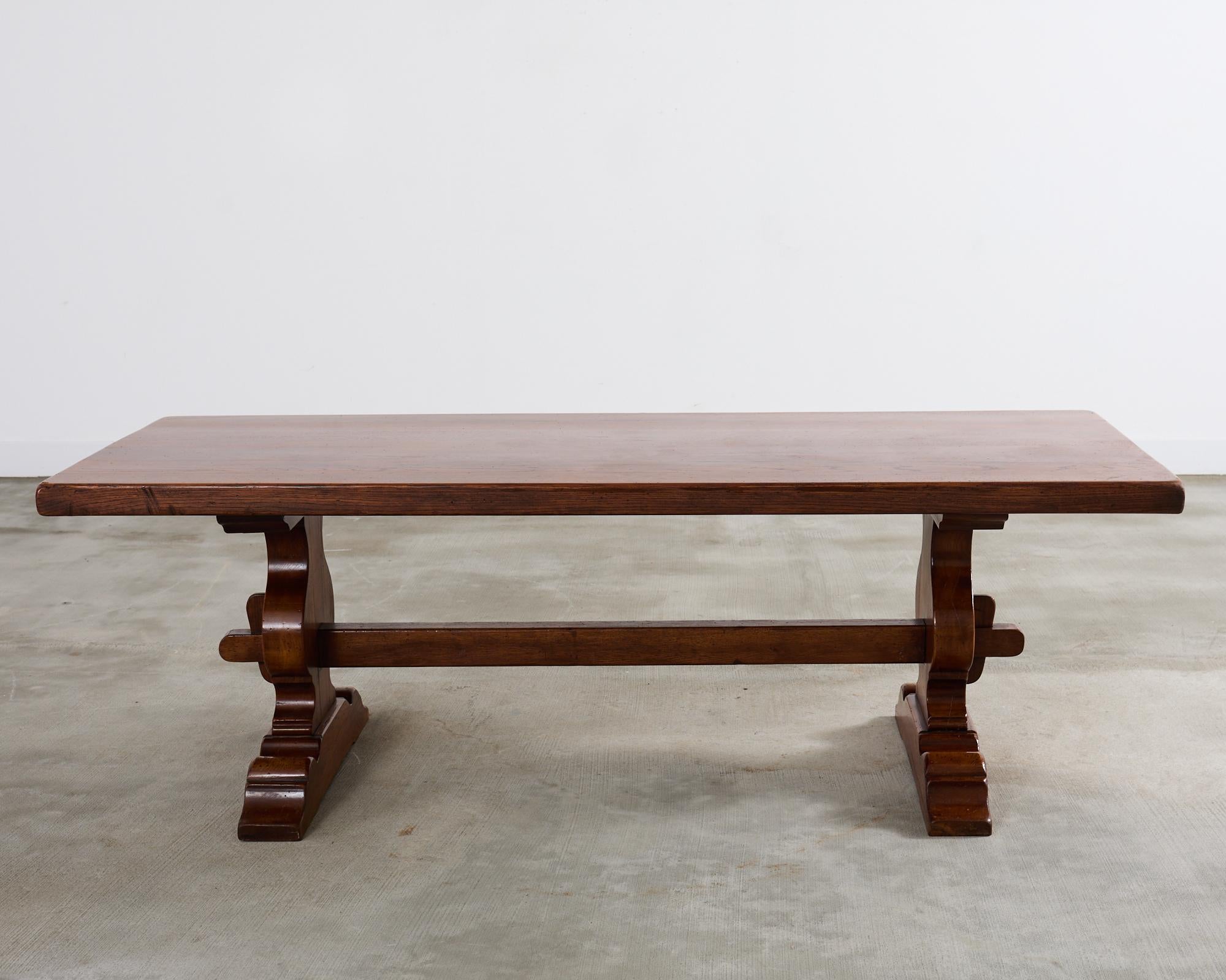 Table à manger à tréteaux de ferme provinciale française en chêne en vente 11