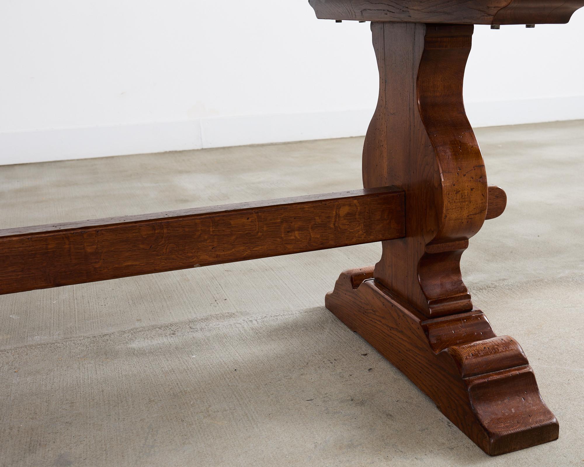 20ième siècle Table à manger à tréteaux de ferme provinciale française en chêne en vente