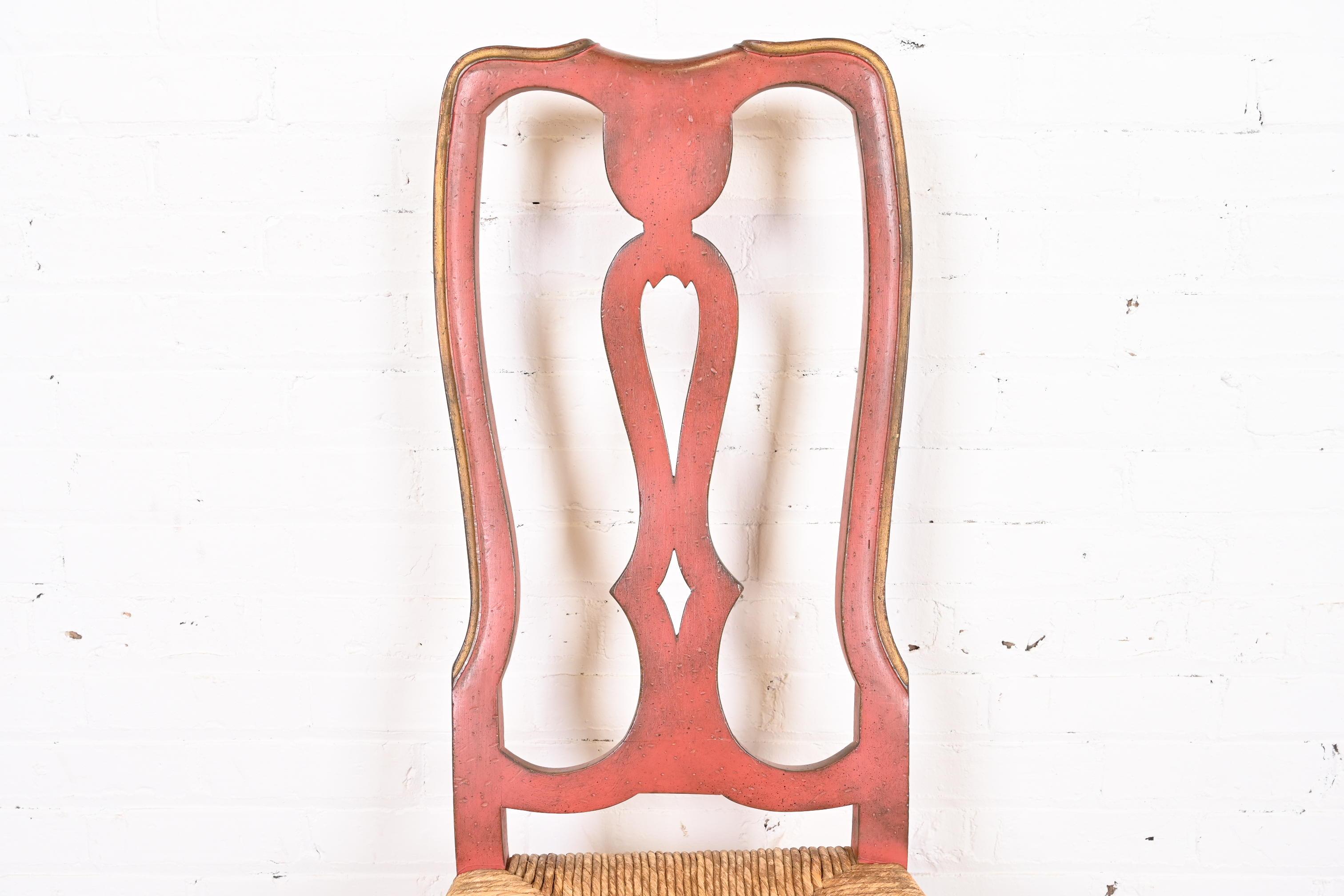 Französische Esszimmerstühle im Landhausstil, rot lackiert und vergoldet, Binsensitz, Satz von acht Stühlen im Angebot 5
