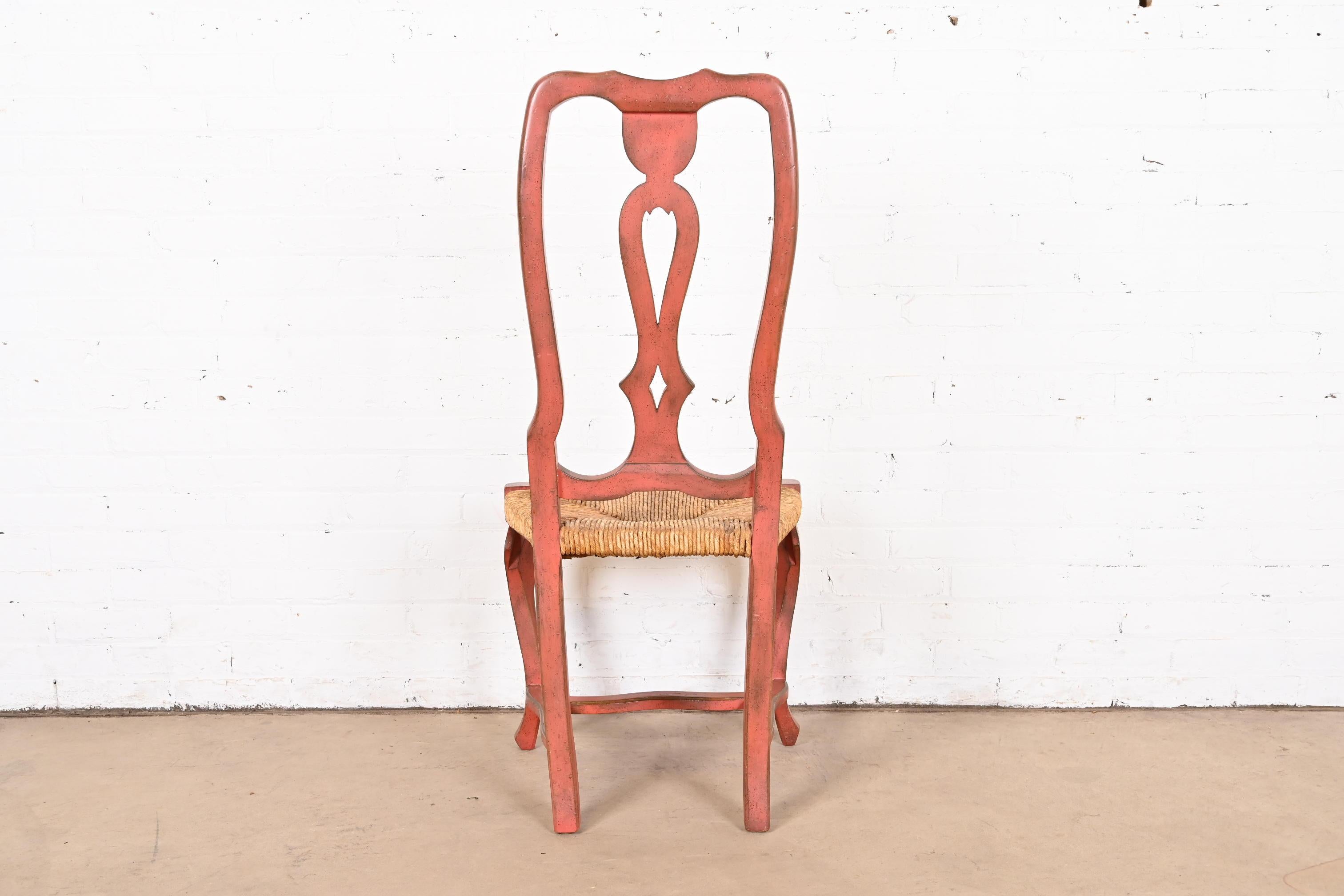 Französische Esszimmerstühle im Landhausstil, rot lackiert und vergoldet, Binsensitz, Satz von acht Stühlen im Angebot 9