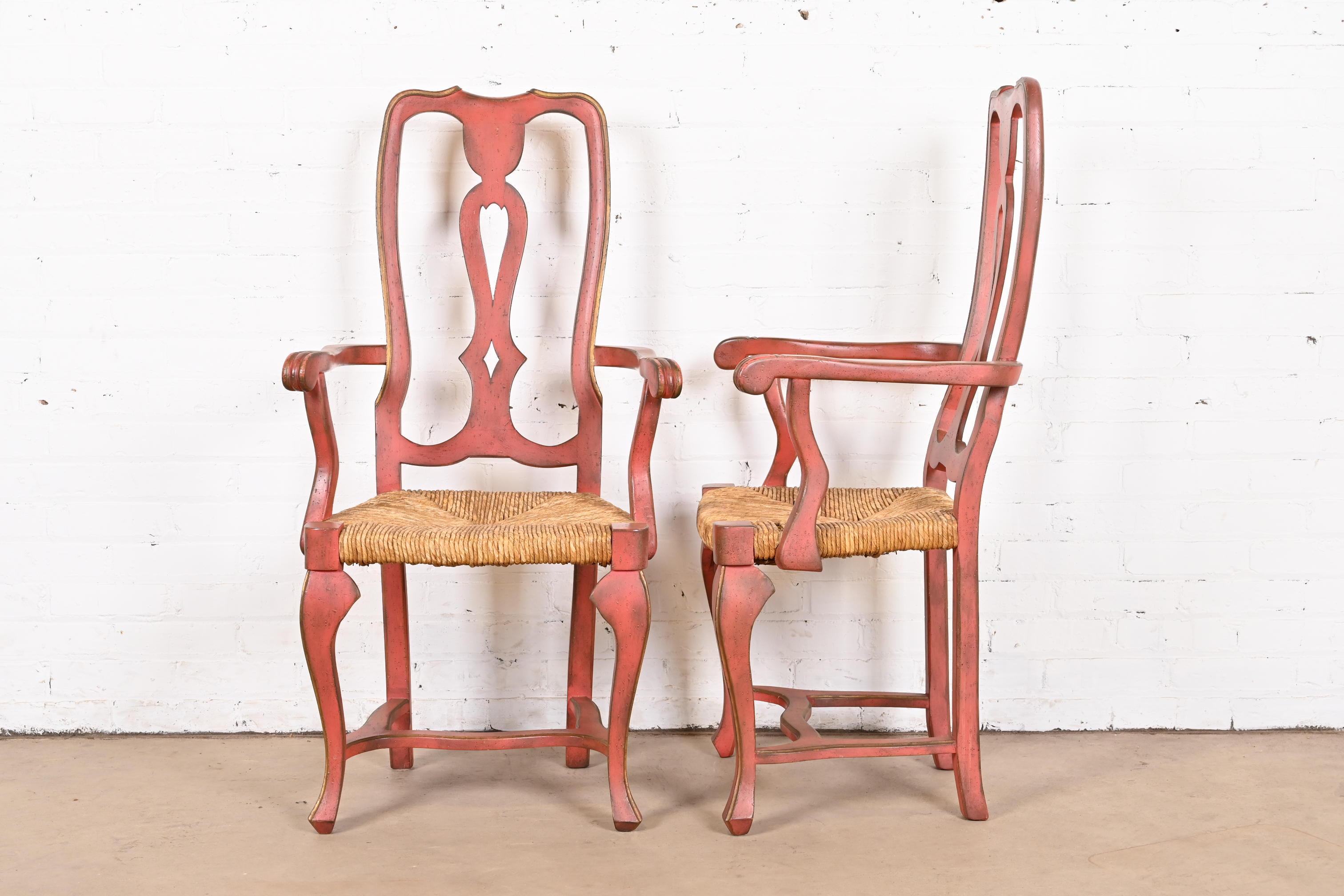 Französische Esszimmerstühle im Landhausstil, rot lackiert und vergoldet, Binsensitz, Satz von acht Stühlen im Angebot 10