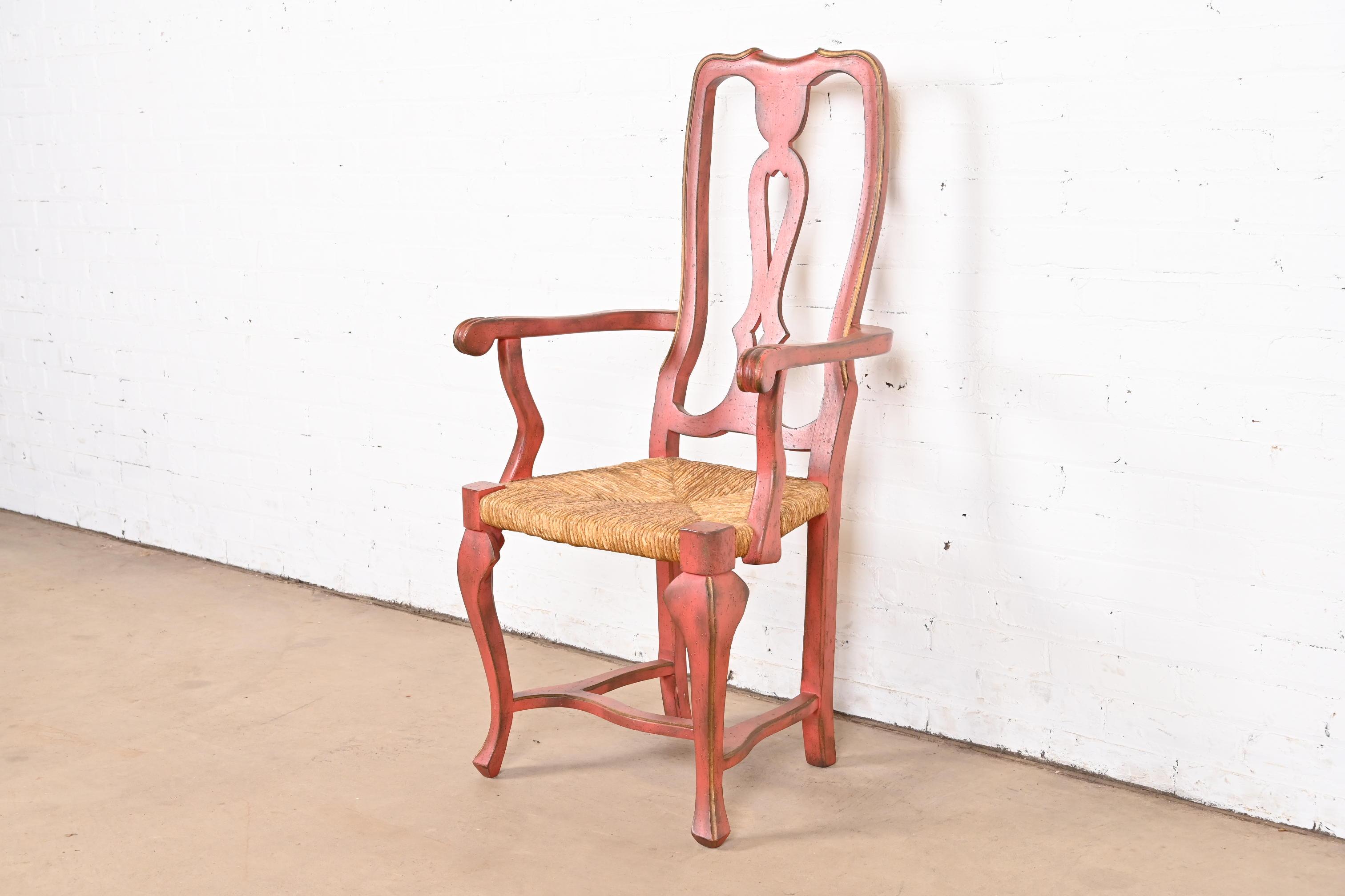 Französische Esszimmerstühle im Landhausstil, rot lackiert und vergoldet, Binsensitz, Satz von acht Stühlen im Angebot 11