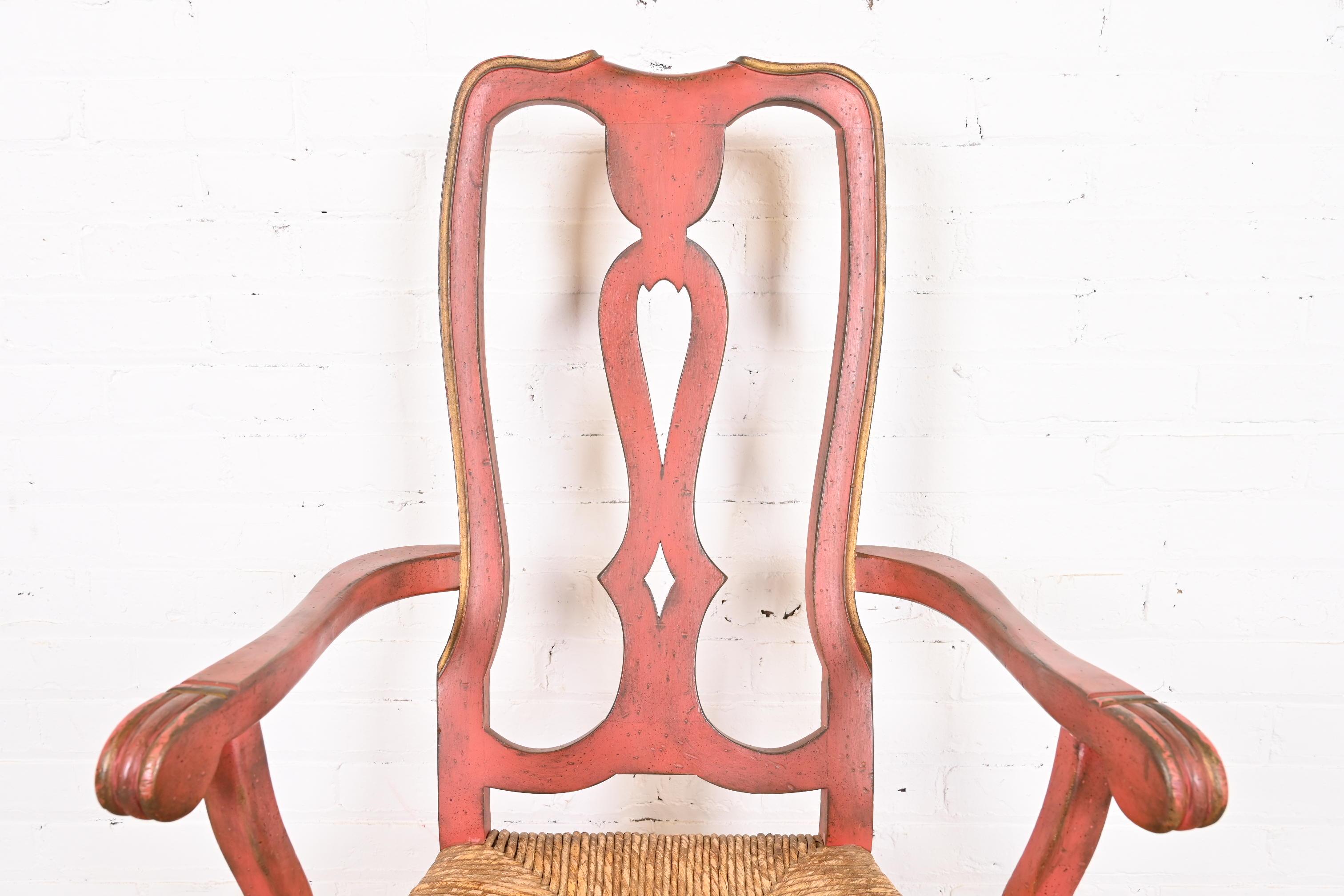 Französische Esszimmerstühle im Landhausstil, rot lackiert und vergoldet, Binsensitz, Satz von acht Stühlen im Angebot 12