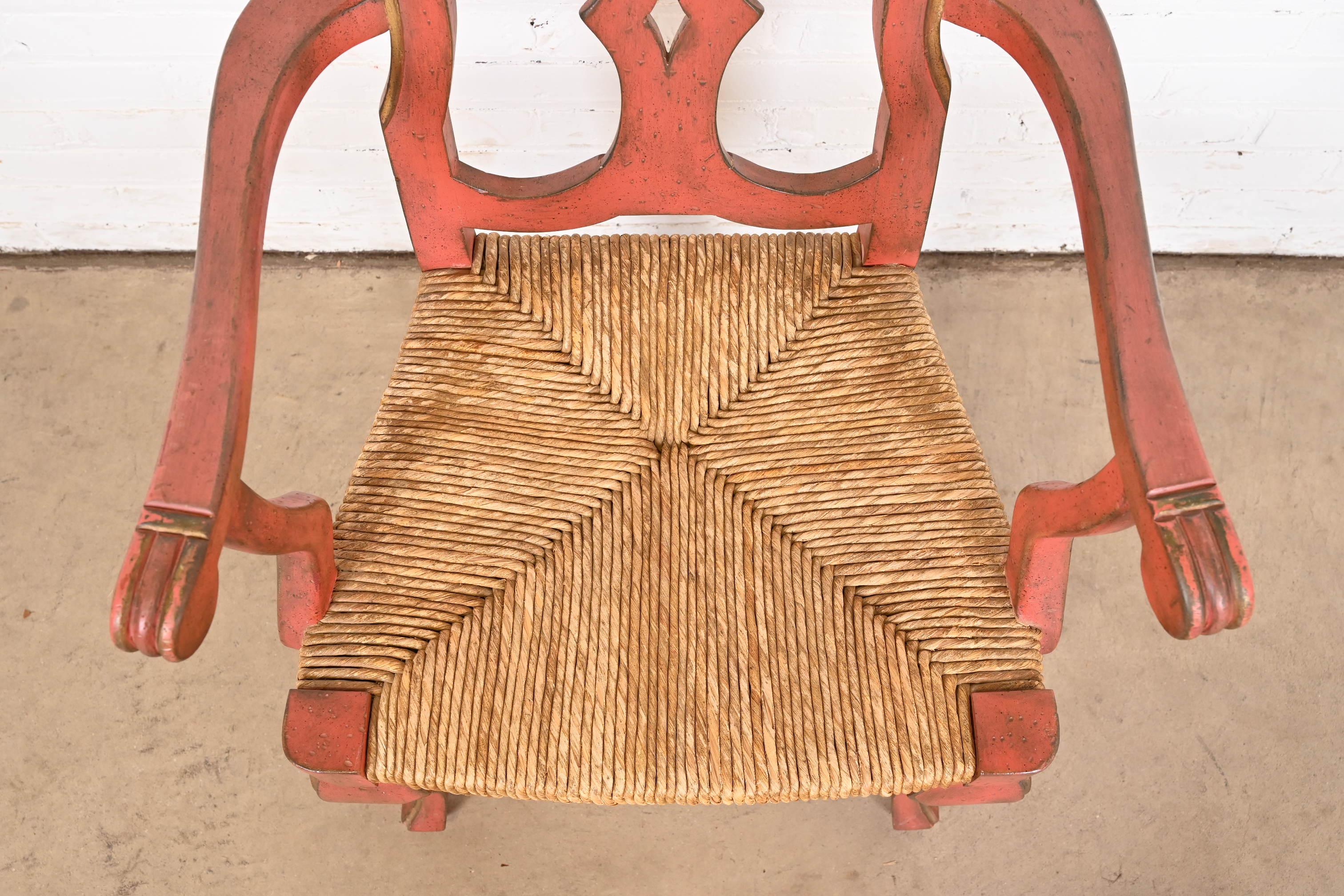 Französische Esszimmerstühle im Landhausstil, rot lackiert und vergoldet, Binsensitz, Satz von acht Stühlen im Angebot 13