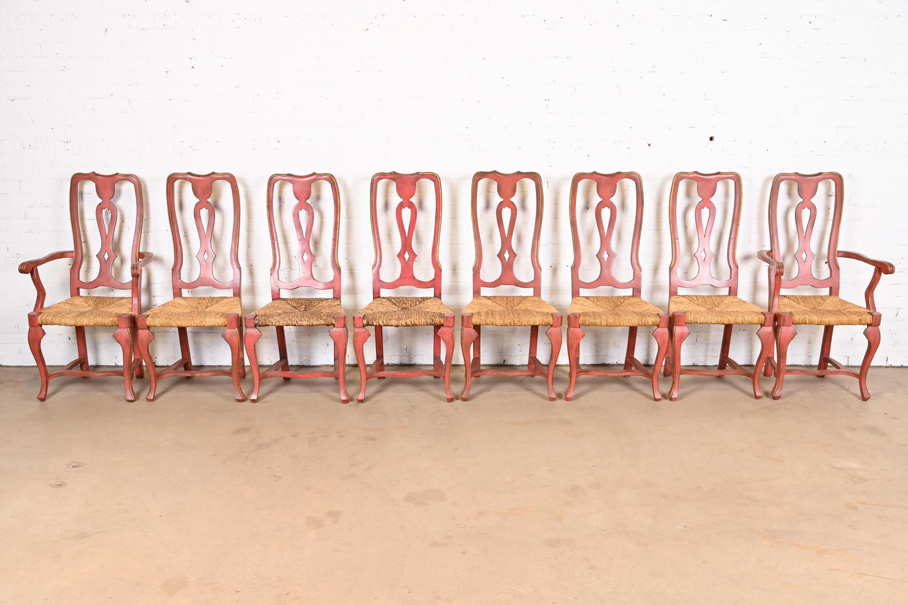 Un magnifique ensemble de huit chaises de salle à manger de style provincial ou campagnard français

À la manière de Henredon

États-Unis, fin du 20e siècle

Encadrement en noyer massif sculpté, peint en rouge et doré, avec sièges en jonc.

Mesures