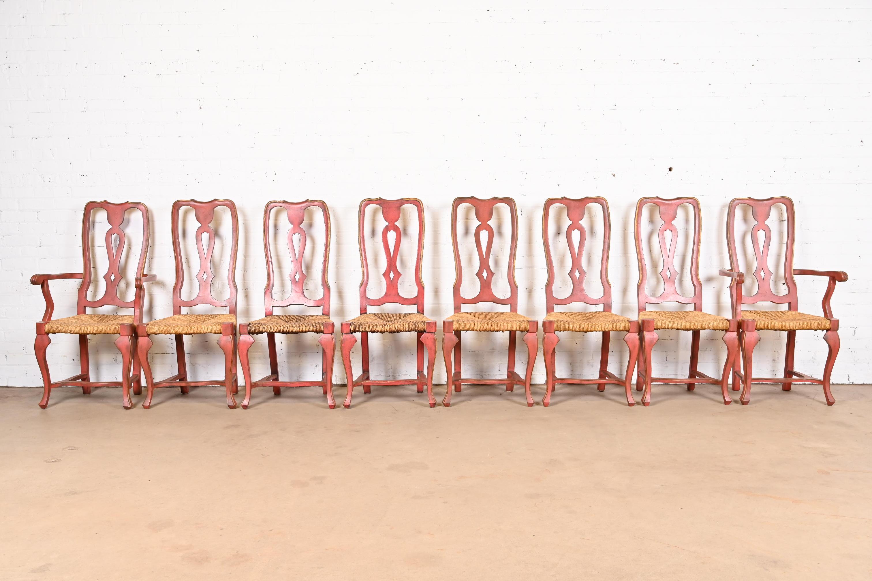 Provincial français Chaises de salle à manger à assise en jonc, peintes en rouge et dorées, ensemble de huit, pays français en vente