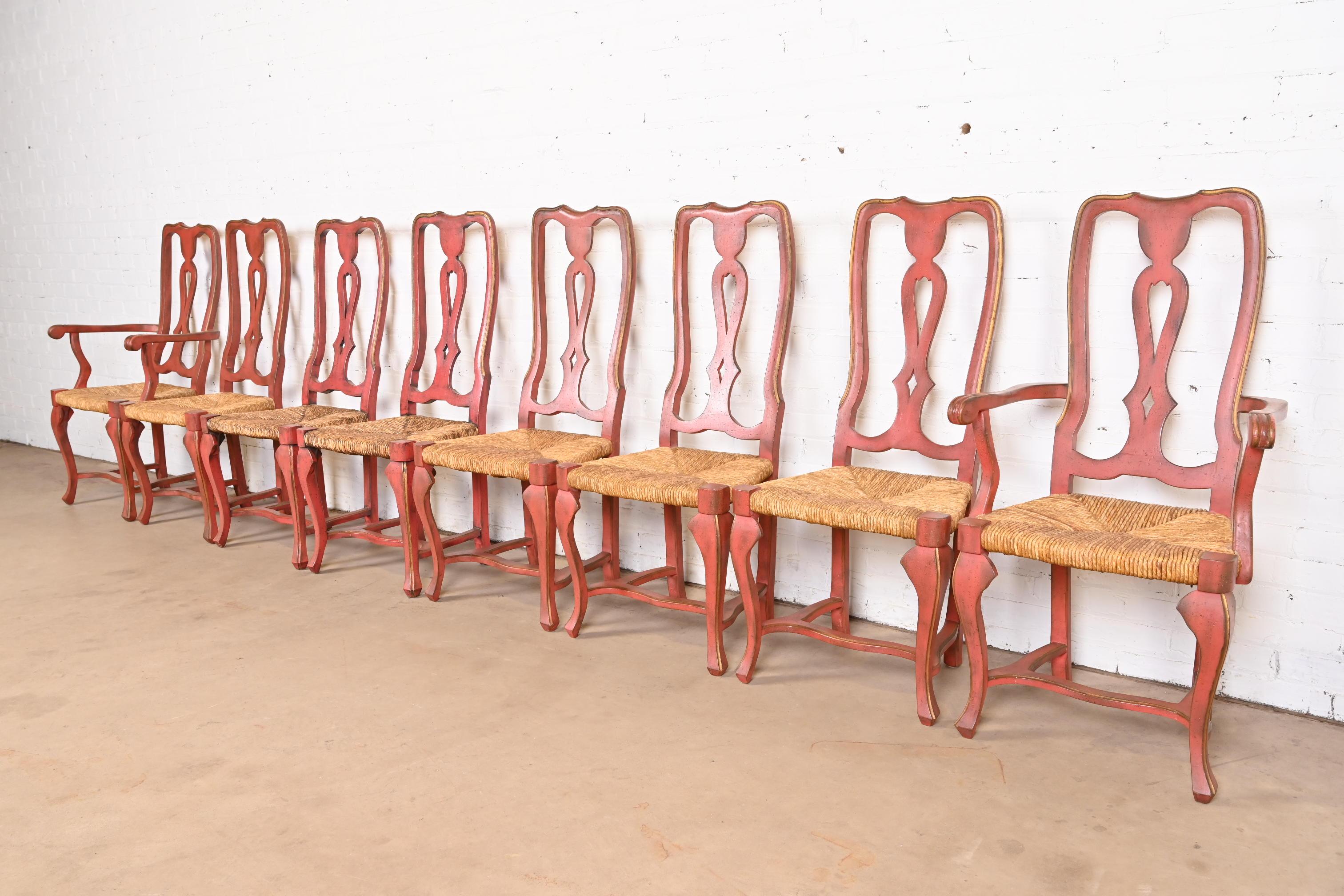 Französische Esszimmerstühle im Landhausstil, rot lackiert und vergoldet, Binsensitz, Satz von acht Stühlen im Zustand „Gut“ im Angebot in South Bend, IN