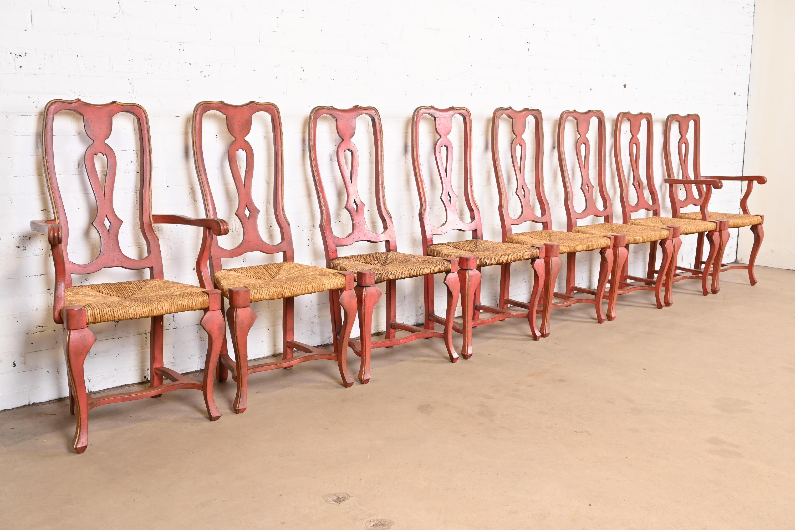 Französische Esszimmerstühle im Landhausstil, rot lackiert und vergoldet, Binsensitz, Satz von acht Stühlen im Angebot 1