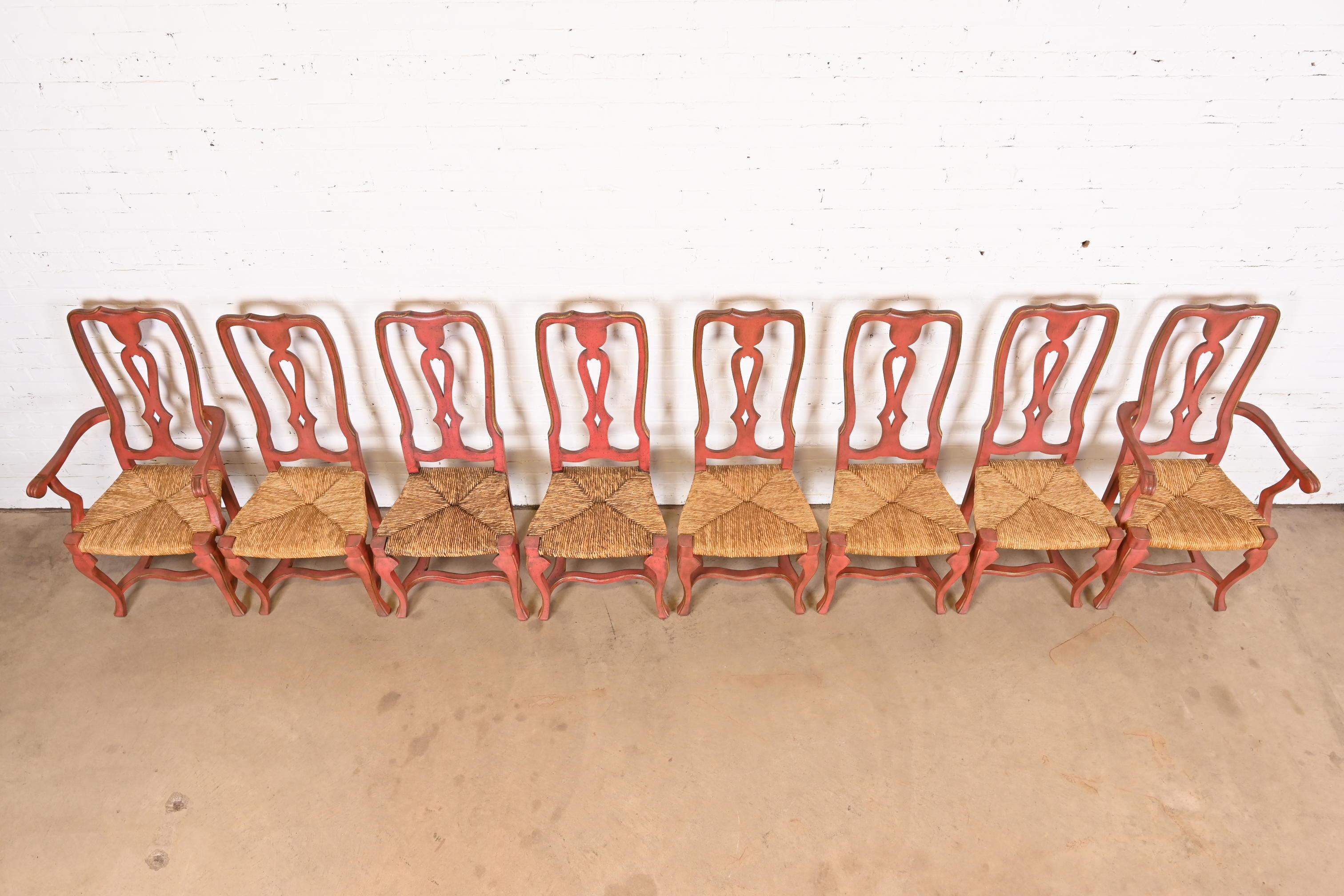 Französische Esszimmerstühle im Landhausstil, rot lackiert und vergoldet, Binsensitz, Satz von acht Stühlen im Angebot 2