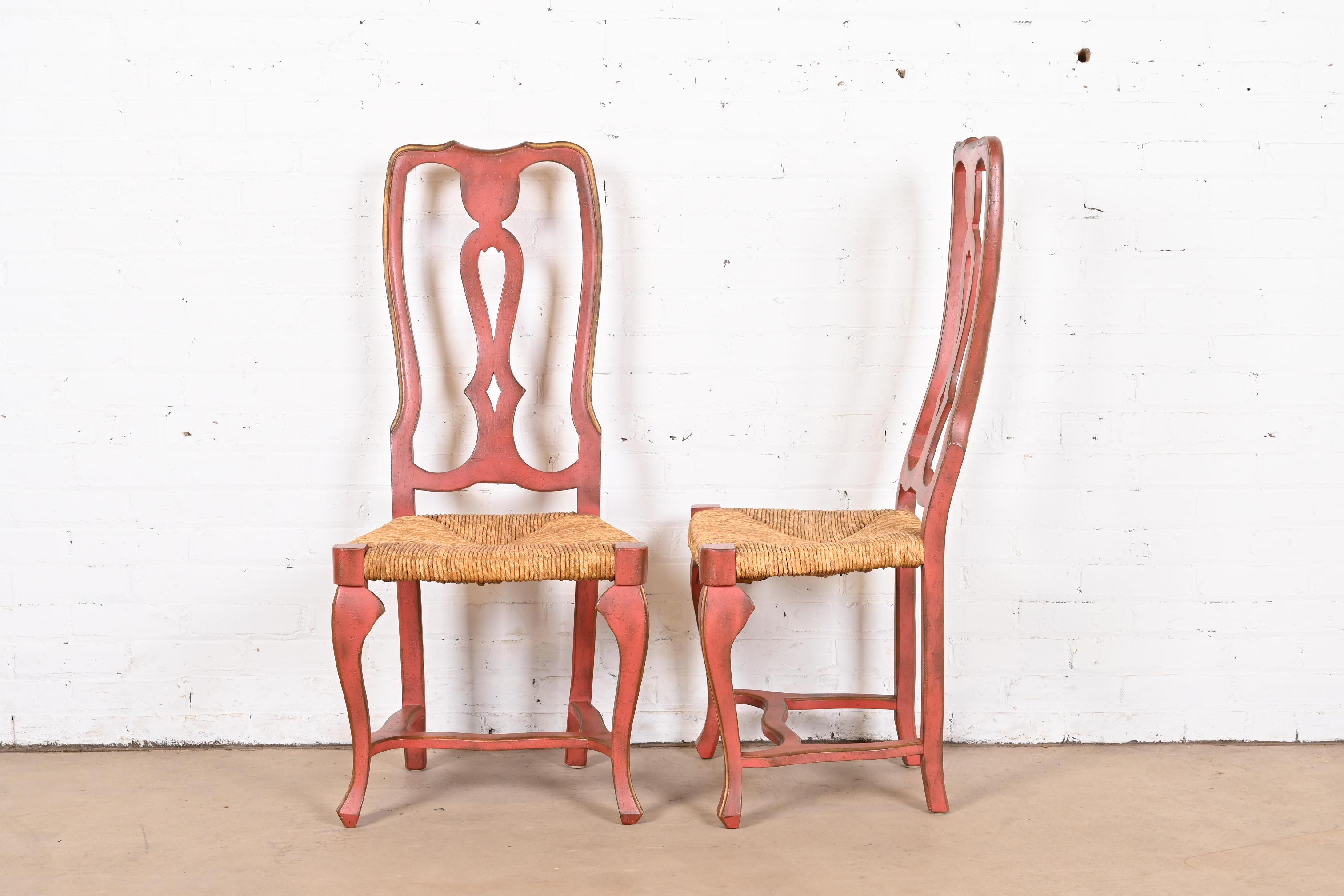 Französische Esszimmerstühle im Landhausstil, rot lackiert und vergoldet, Binsensitz, Satz von acht Stühlen im Angebot 3