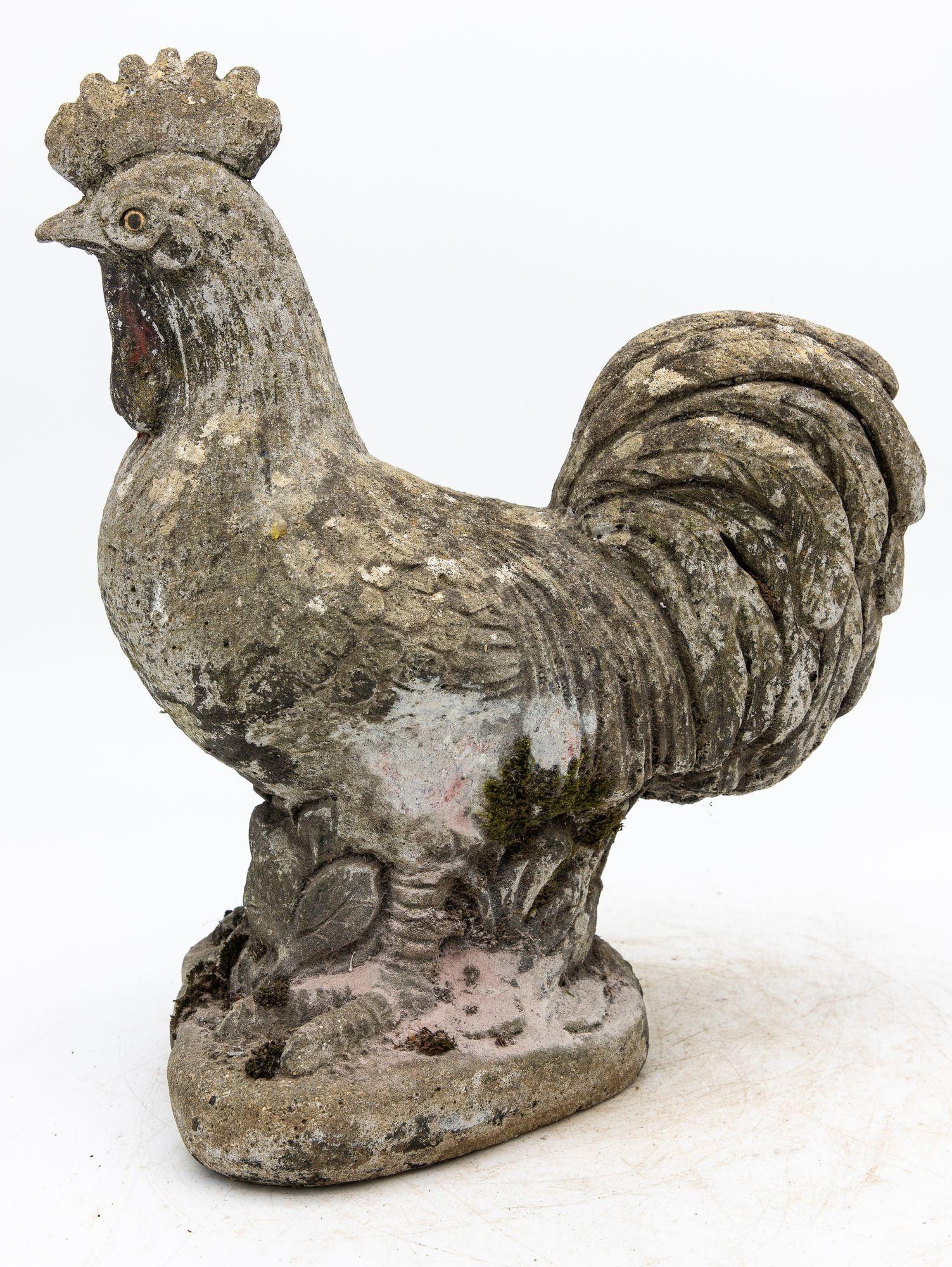 Cette sculpture de coq emblématique de la campagne française, façonnée à partir de béton vieilli, offre une élégance rustique et une allure intemporelle. D'un âge honnête et patiné par les intempéries, il porte les marques du temps, ce qui lui
