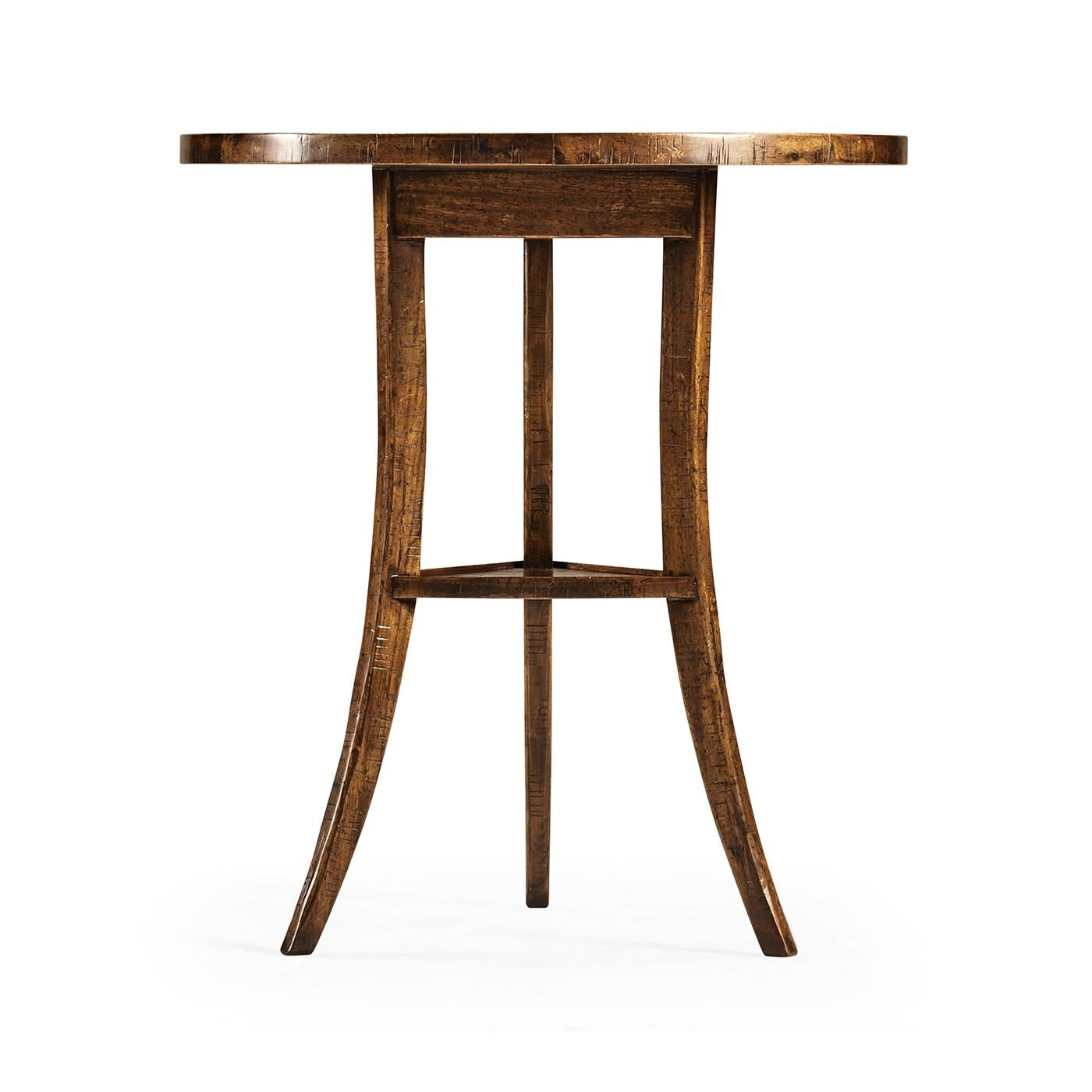 Runder Beistelltisch French Country - Nussbaum (21. Jahrhundert und zeitgenössisch) im Angebot