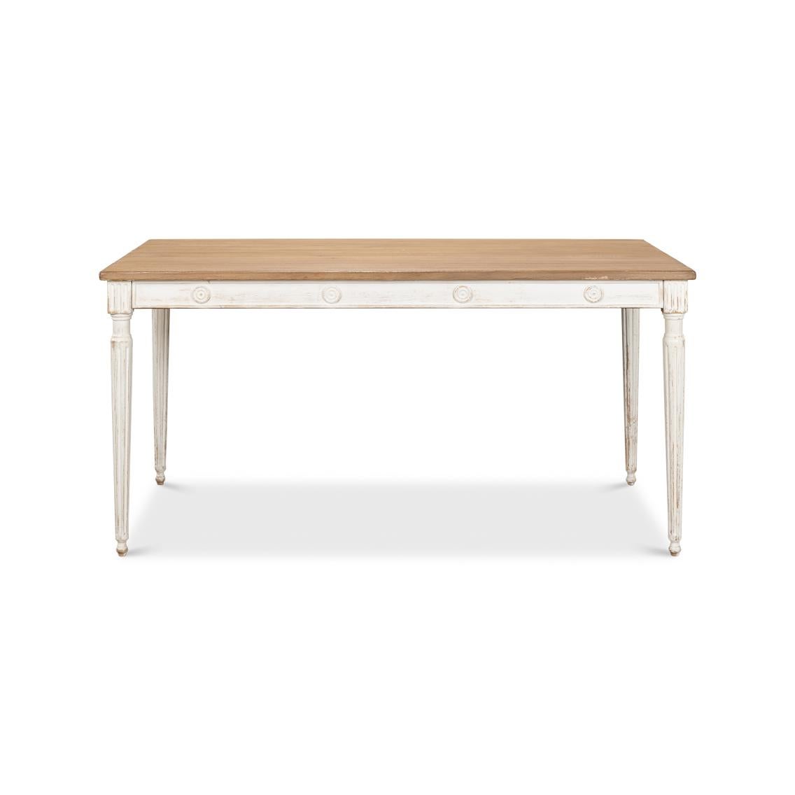 Table de salle à manger rustique de style campagne française avec plateau en pin. Le tablier de la table est orné de médaillons et repose sur des pieds tournés, effilés et cannelés. 

Dimensions : 63