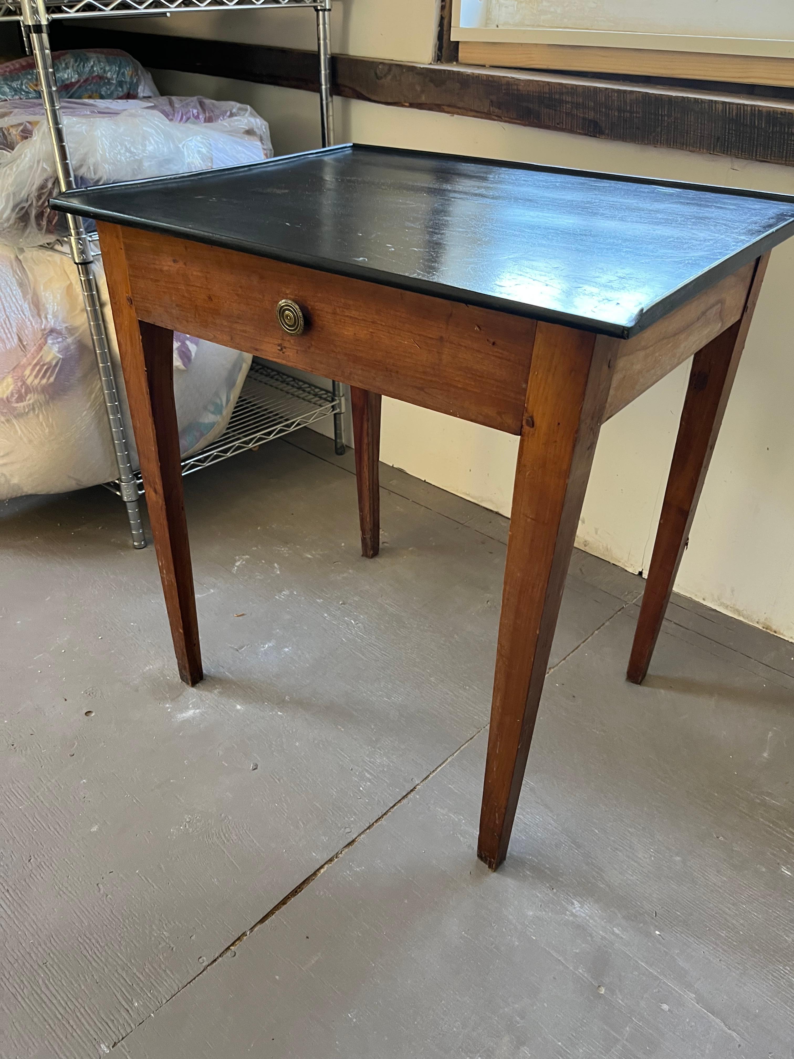 Table d'appoint ou table d'écriture simple en cerisier avec un plateau ébonisé, un grand tiroir dans le tablier et des pieds fuselés simples. Circa 1800. 