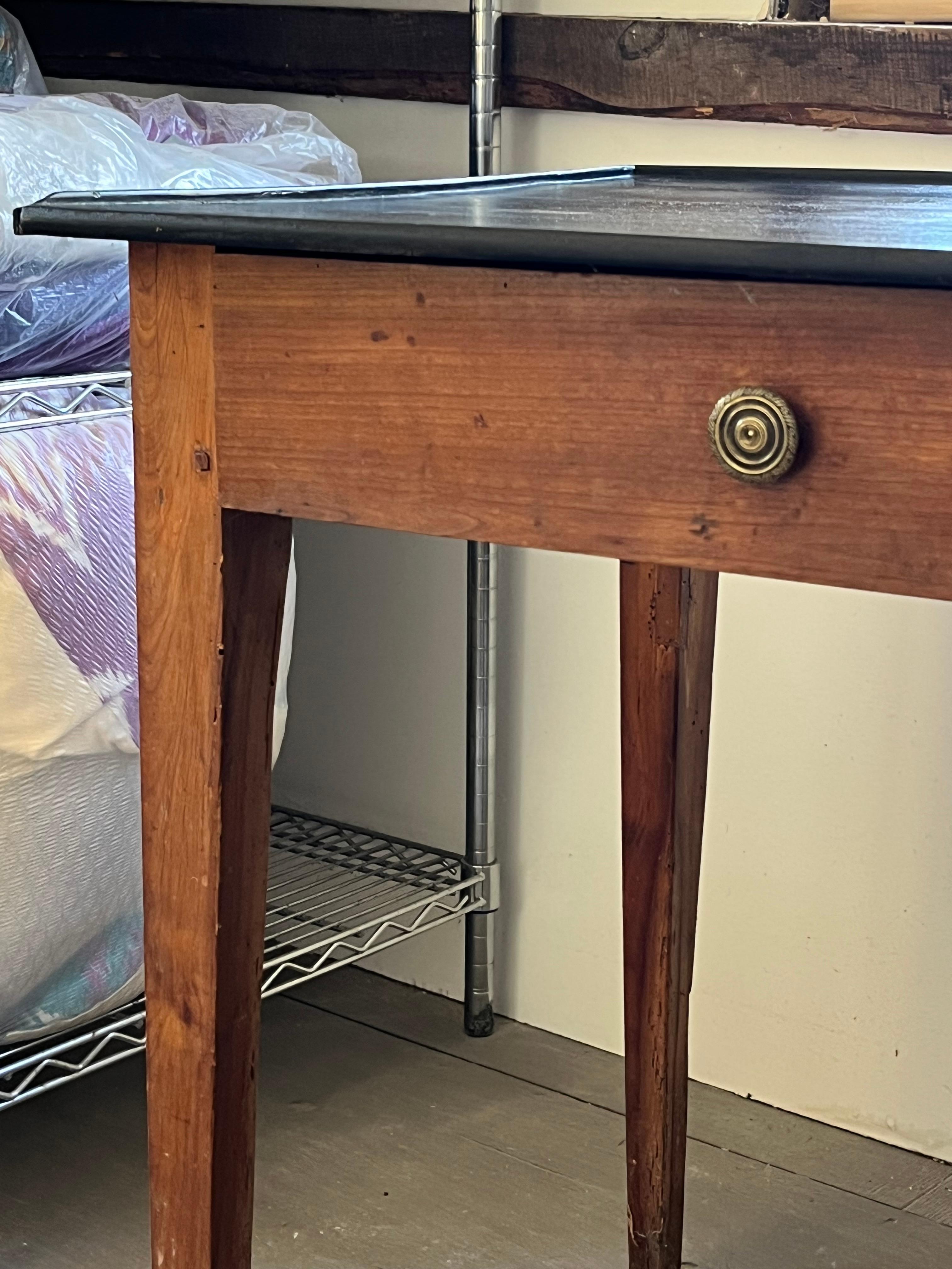 Français Table d'appoint de campagne française, Circa 1800 en vente