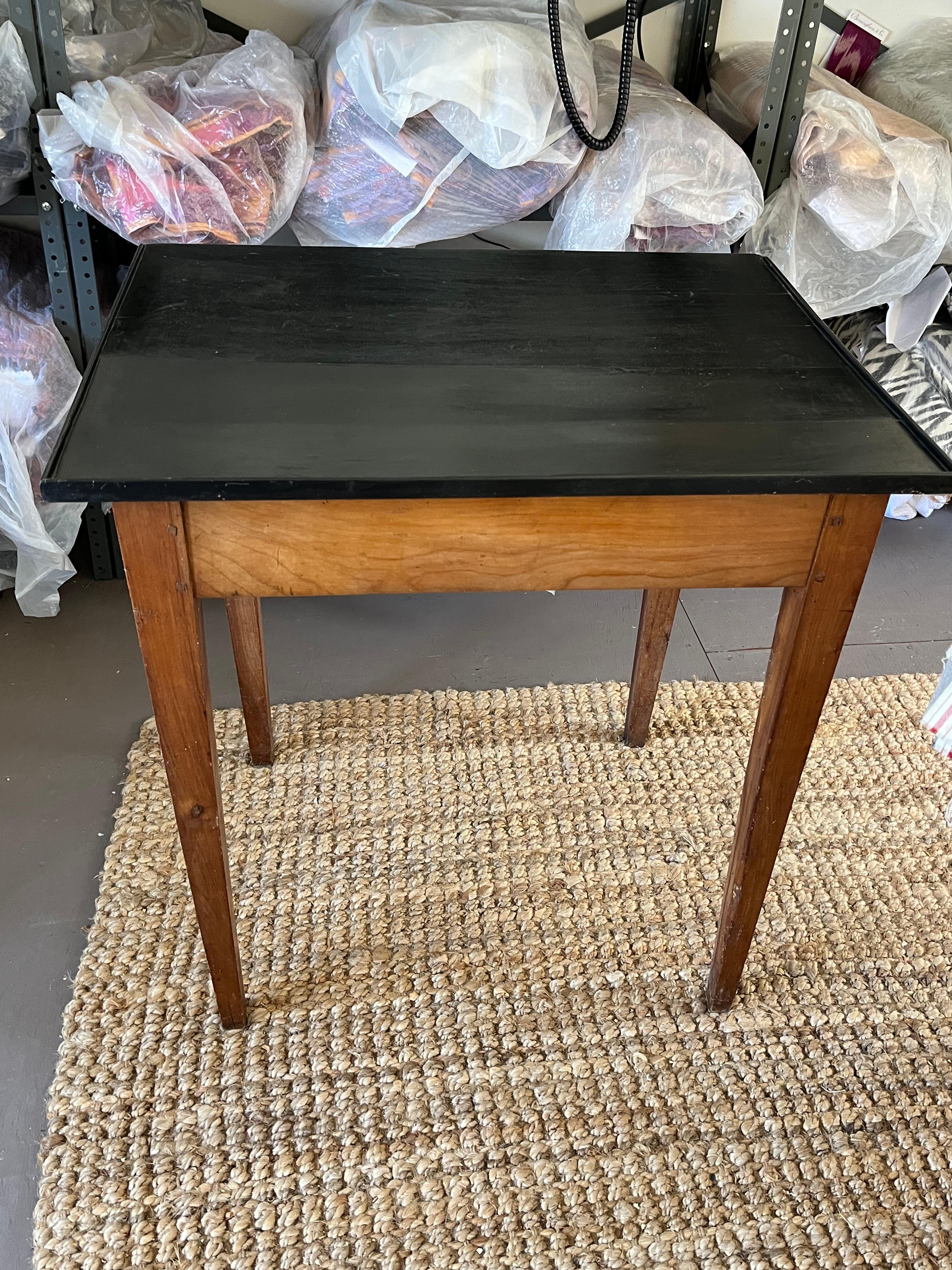 Table d'appoint de campagne française, Circa 1800 Bon état - En vente à Doylestown, PA