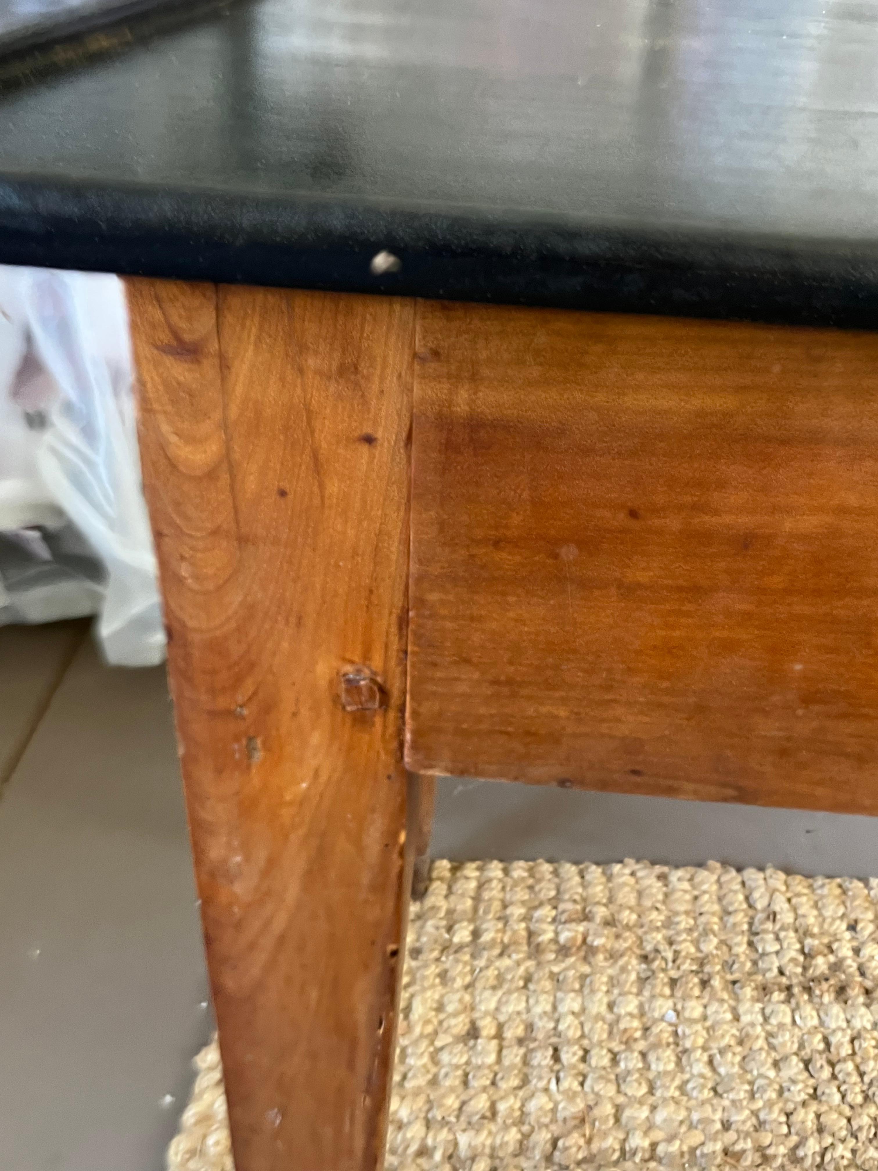 Table d'appoint de campagne française, Circa 1800 en vente 2
