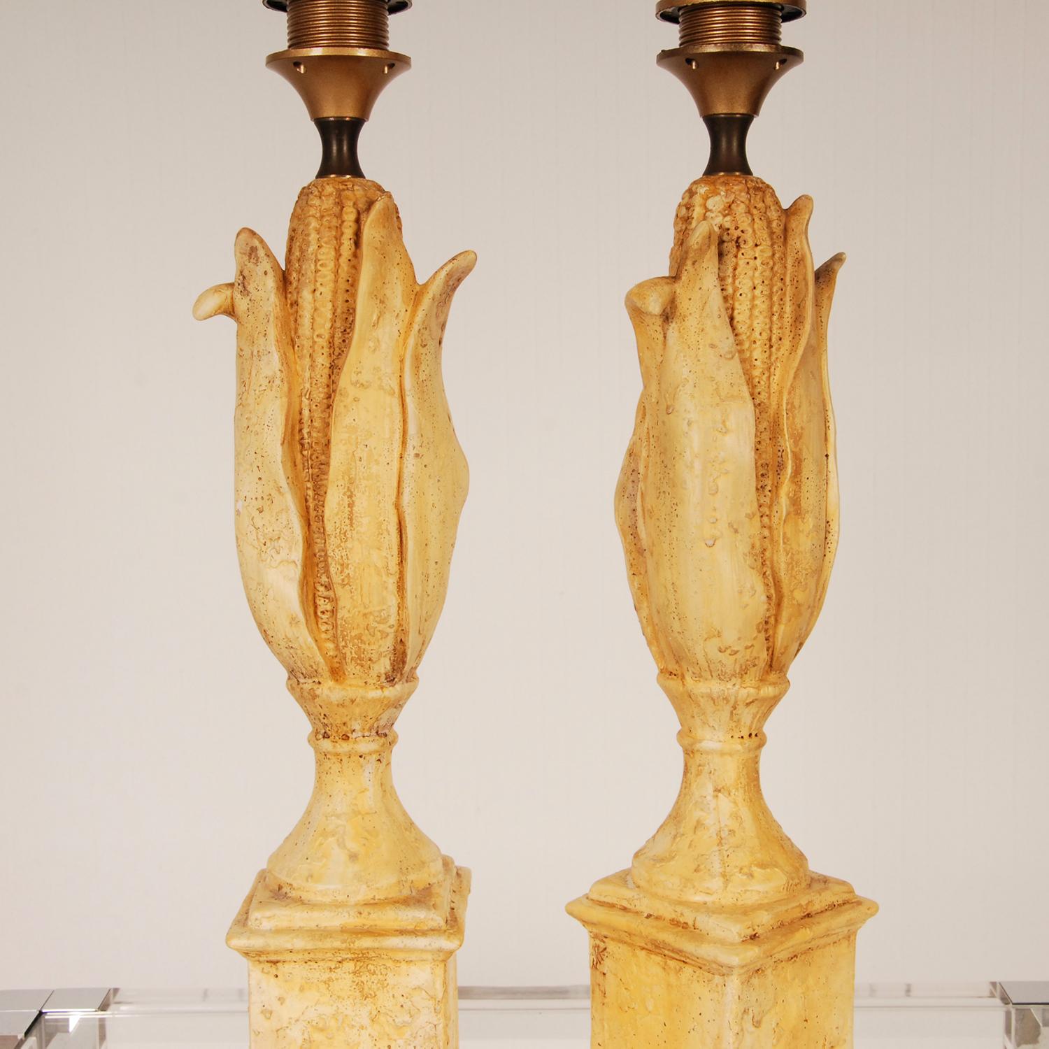 A pair vintage Italian figural table lamps
Depicting Corn
Material: Ceramic
Color: Sienna Yellow
Origin: Italy 1970s
Style Mid Century, Rustic, Country Style
Cord color Gold
Lamps E27 max 60W
US compatible but adapter for plug required
Condition