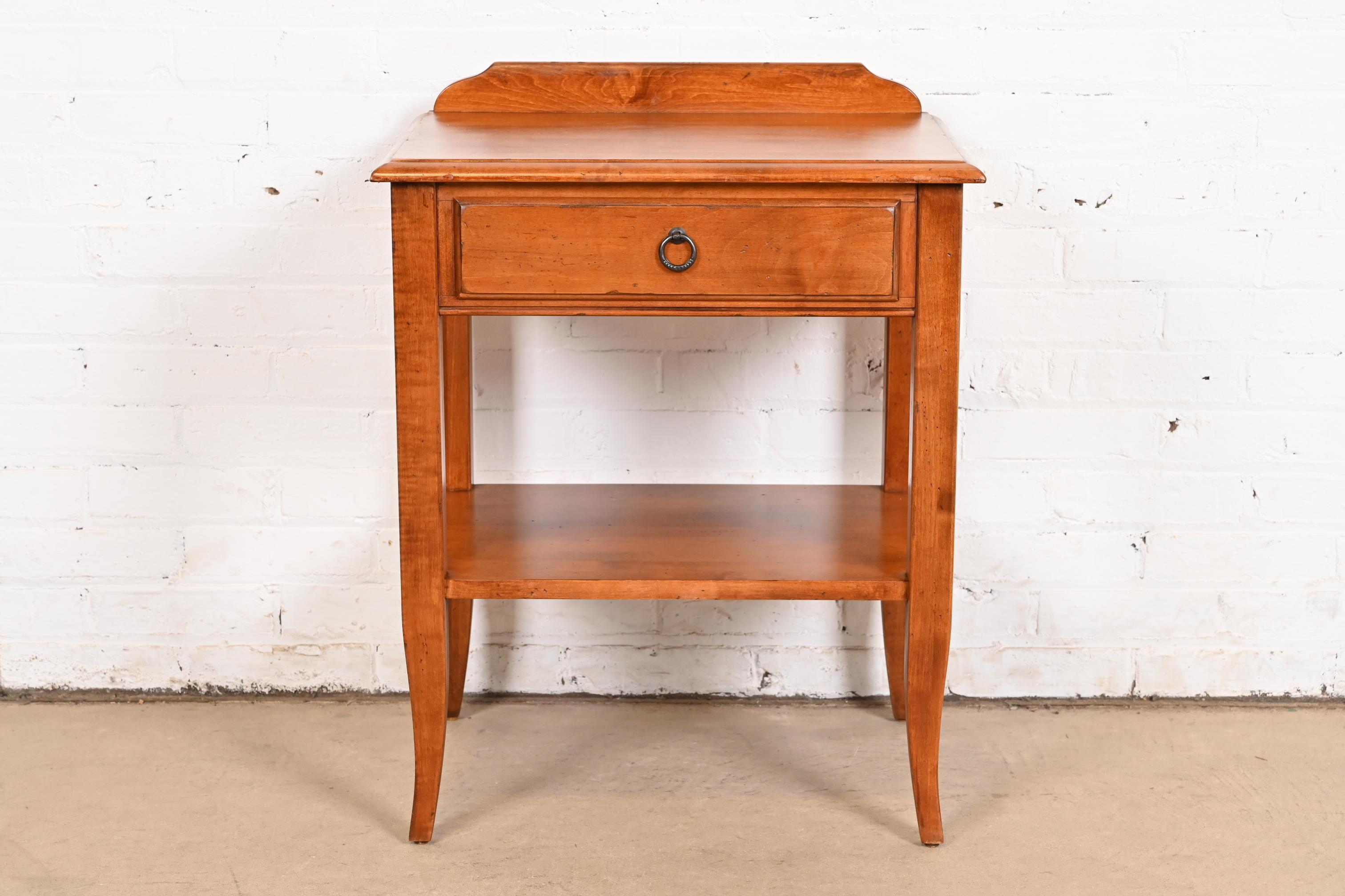 Une magnifique table de nuit ou table d'appoint de style campagne française

USA, Circa Late 20th Century

Érable massif, avec quincaillerie en laiton d'origine.

Dimensions : 22 
