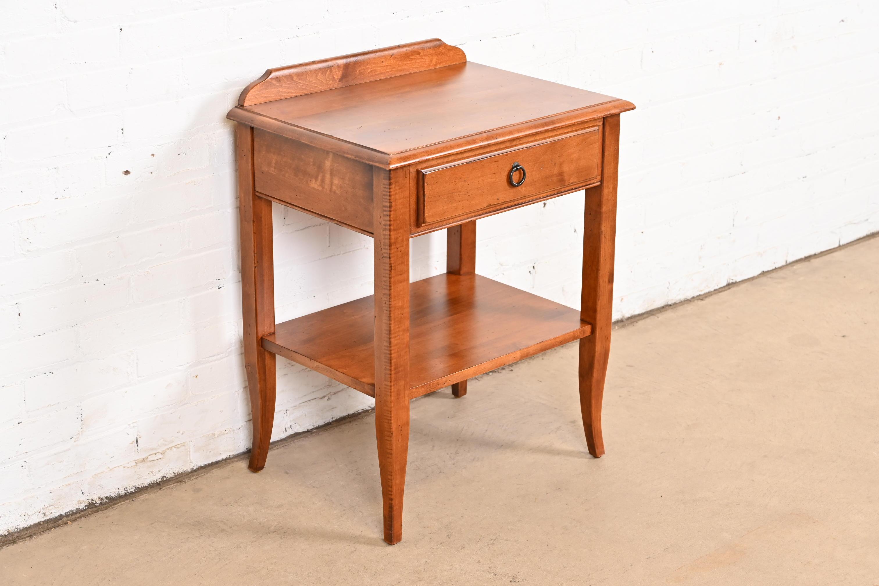 Table de chevet en érable massif Bon état - En vente à South Bend, IN