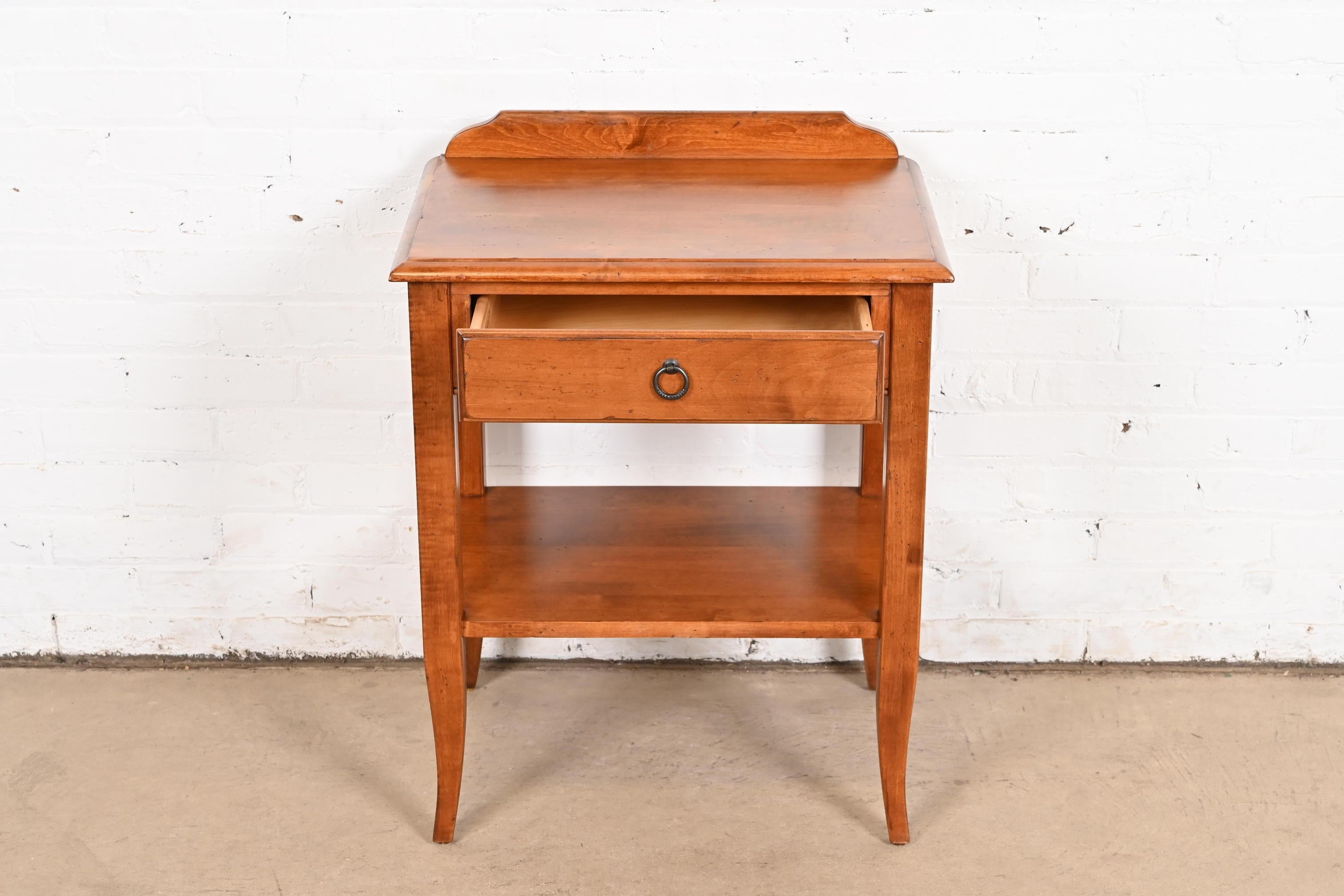20ième siècle Table de chevet en érable massif en vente