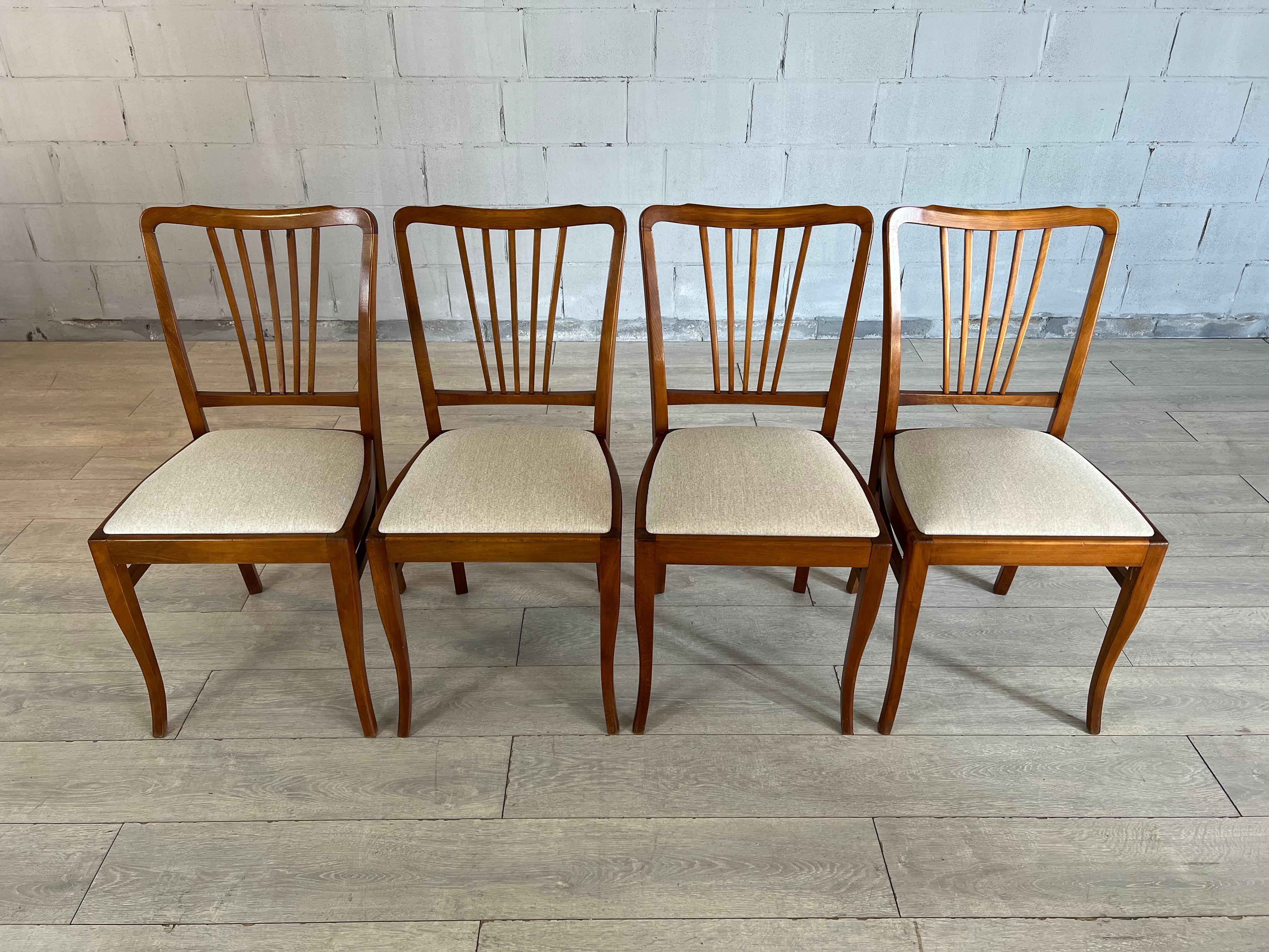 Mid-Century Modern Chaises de salle à manger de style campagnard français à dossier plat, retapissées - lot de 4 en vente