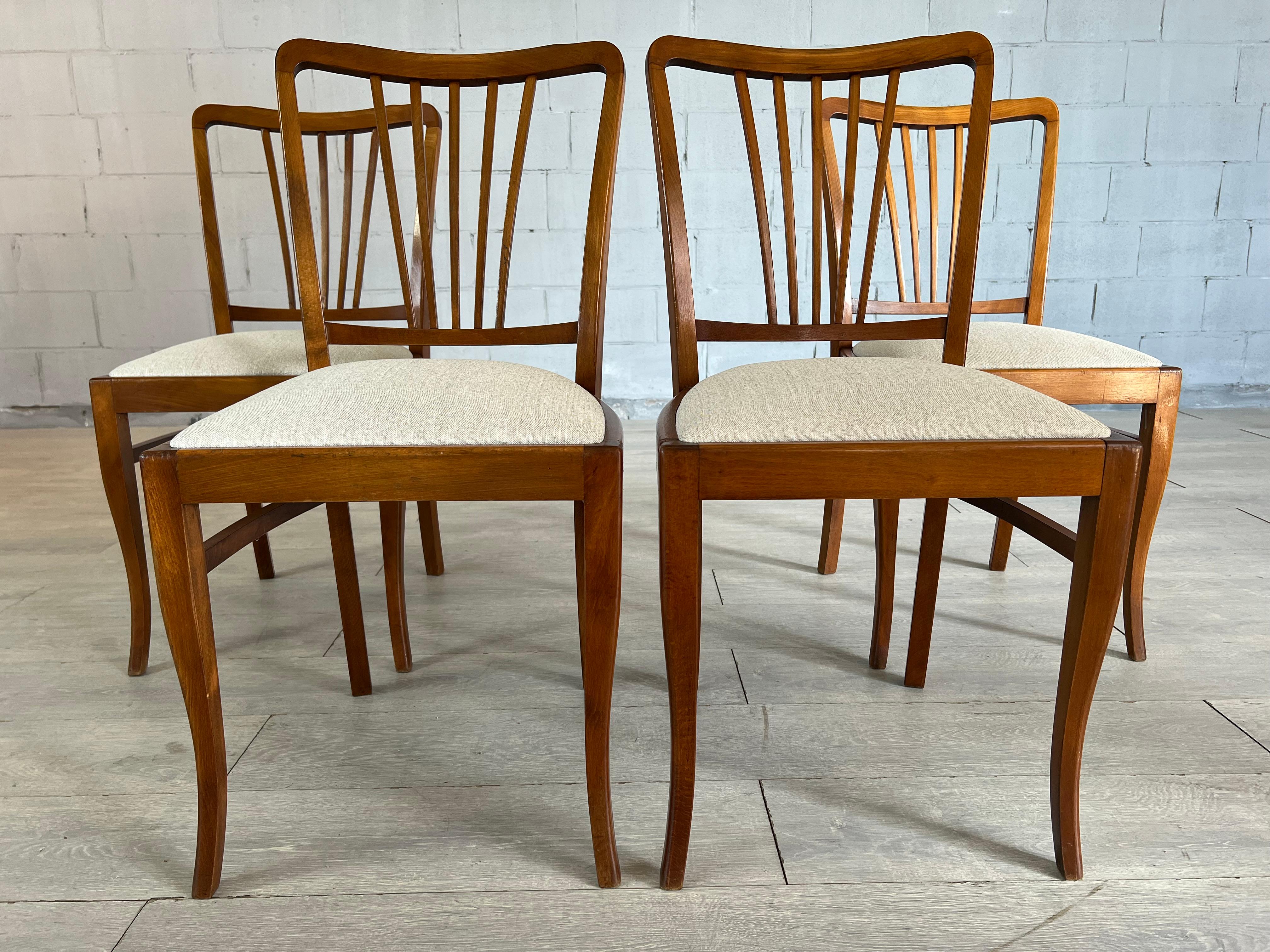 20ième siècle Chaises de salle à manger de style campagnard français à dossier plat, retapissées - lot de 4 en vente