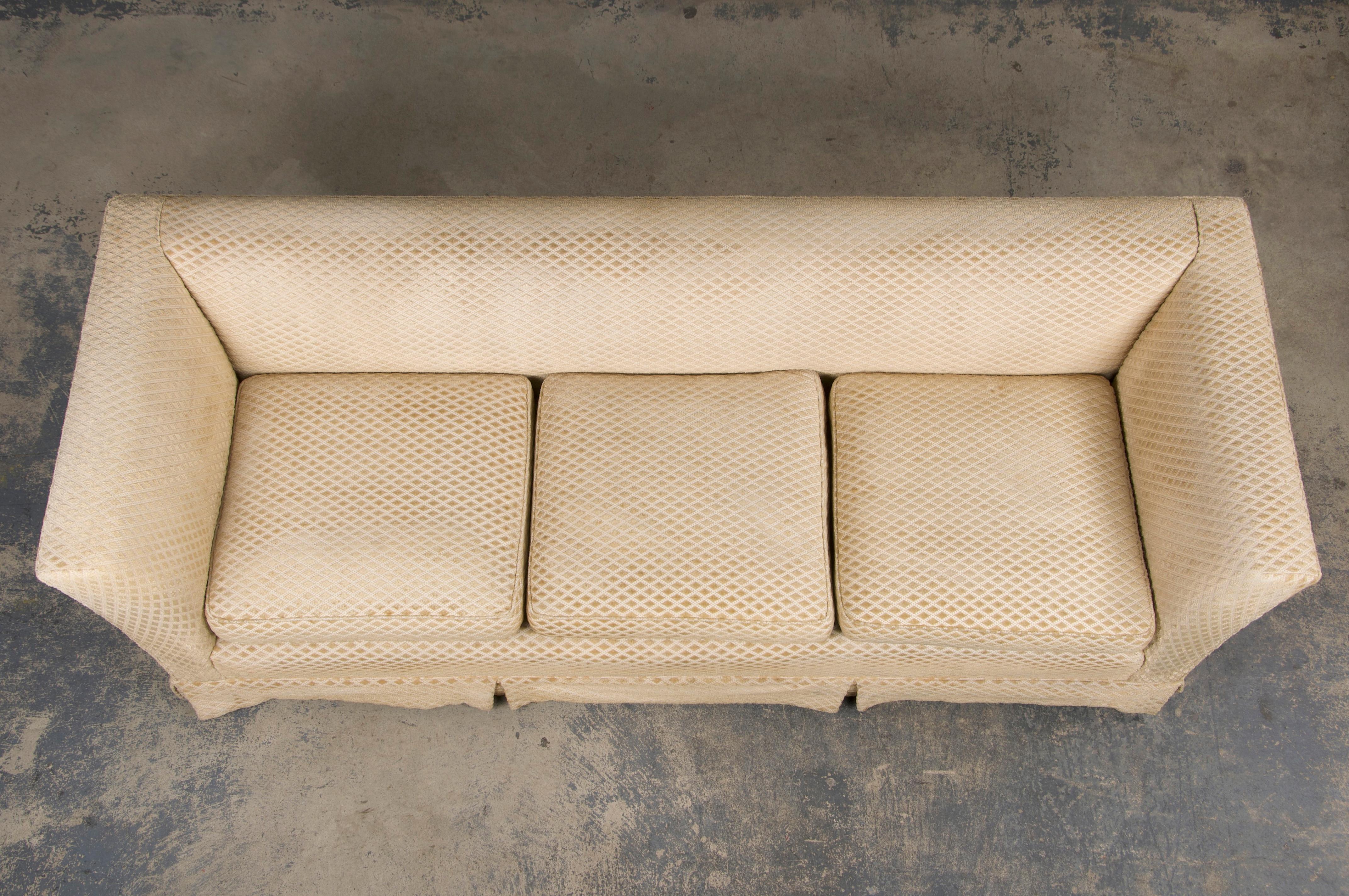 Ein elegantes 3-Sitzer-Sofa im französischen Landhausstil des frühen 20. Jahrhunderts, das aus der französischen Provence stammt. Das Gestell besteht aus Massivholz mit einer raffinierten quadratischen Rückenlehne und anmutig geschwungenen