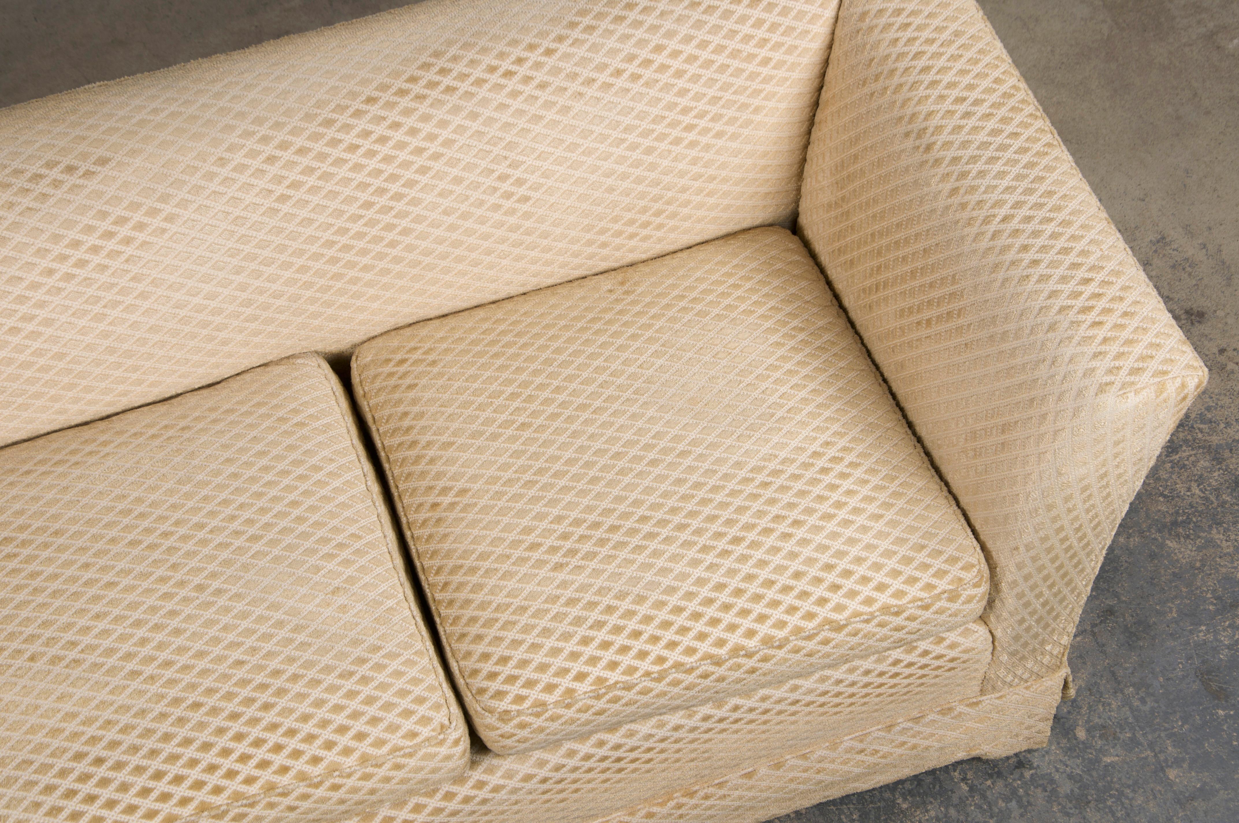 Französischer Landhausstil 3-Sitzer Sofa W/ Beige Samt im Zustand „Gut“ in Astoria, NY