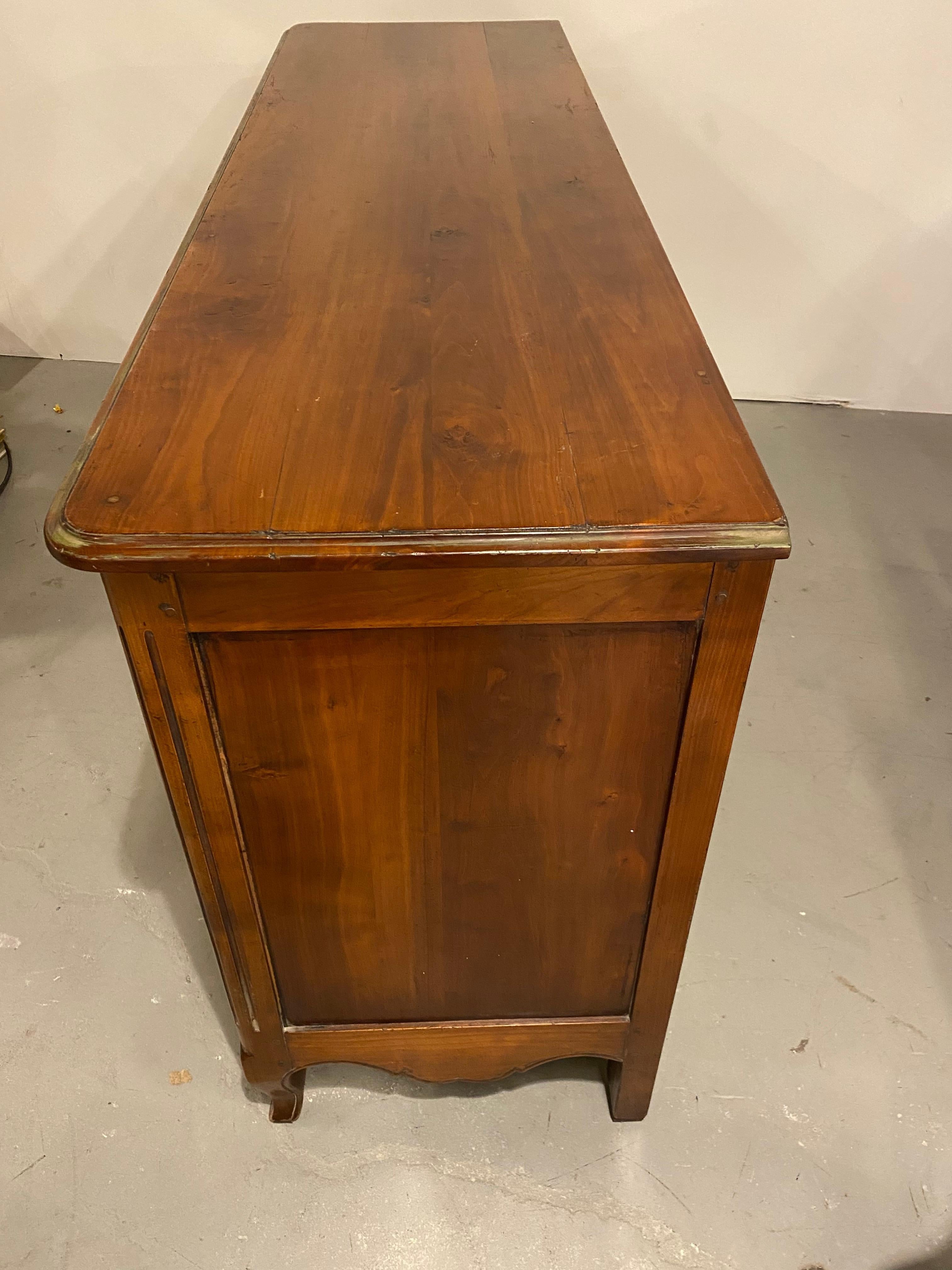 Credenza buffet in stile rustico francese, credenza in ciliegio massiccio, dettagli intagliati in vendita 3