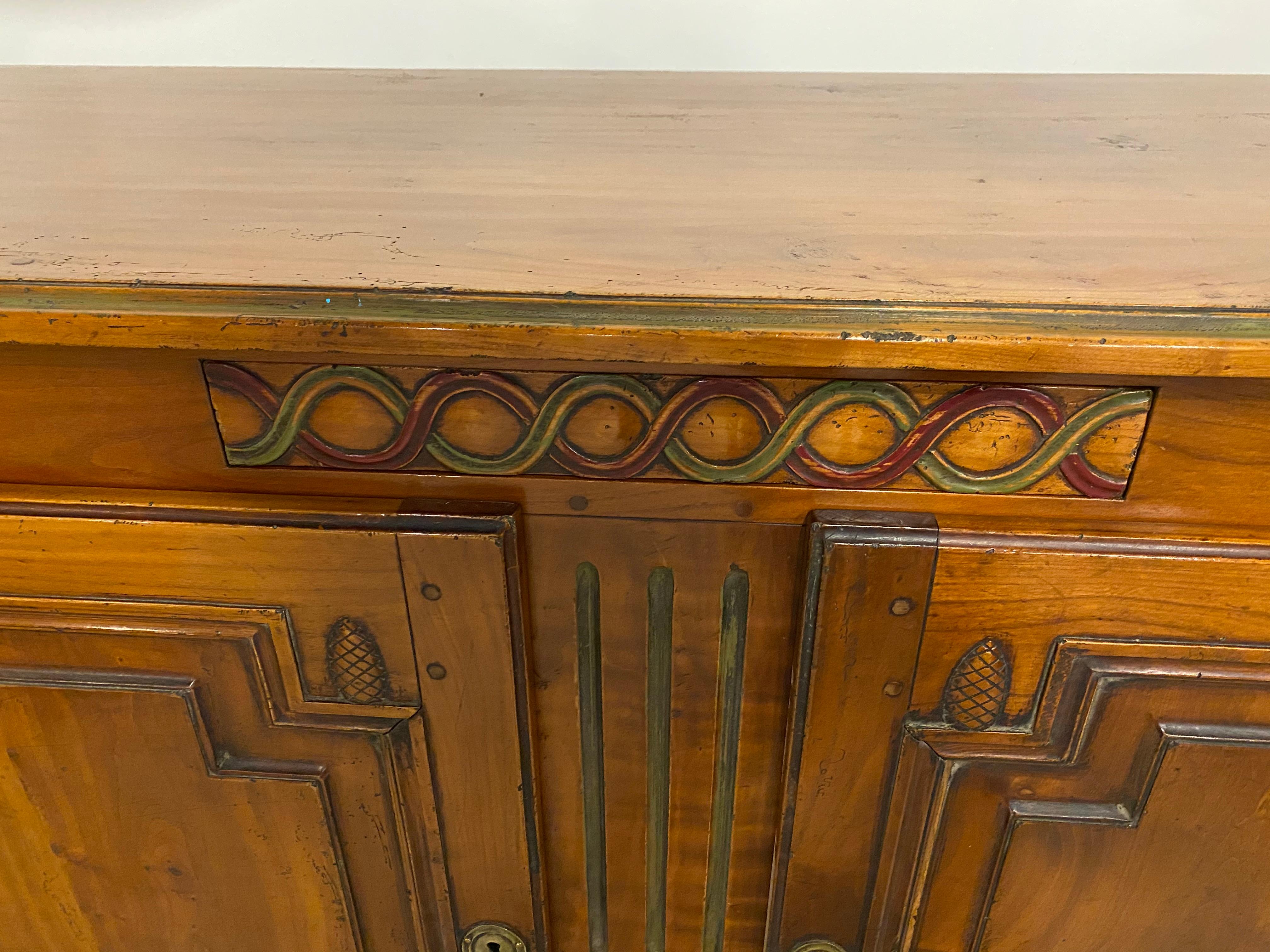 Stile provenzale Credenza buffet in stile rustico francese, credenza in ciliegio massiccio, dettagli intagliati in vendita
