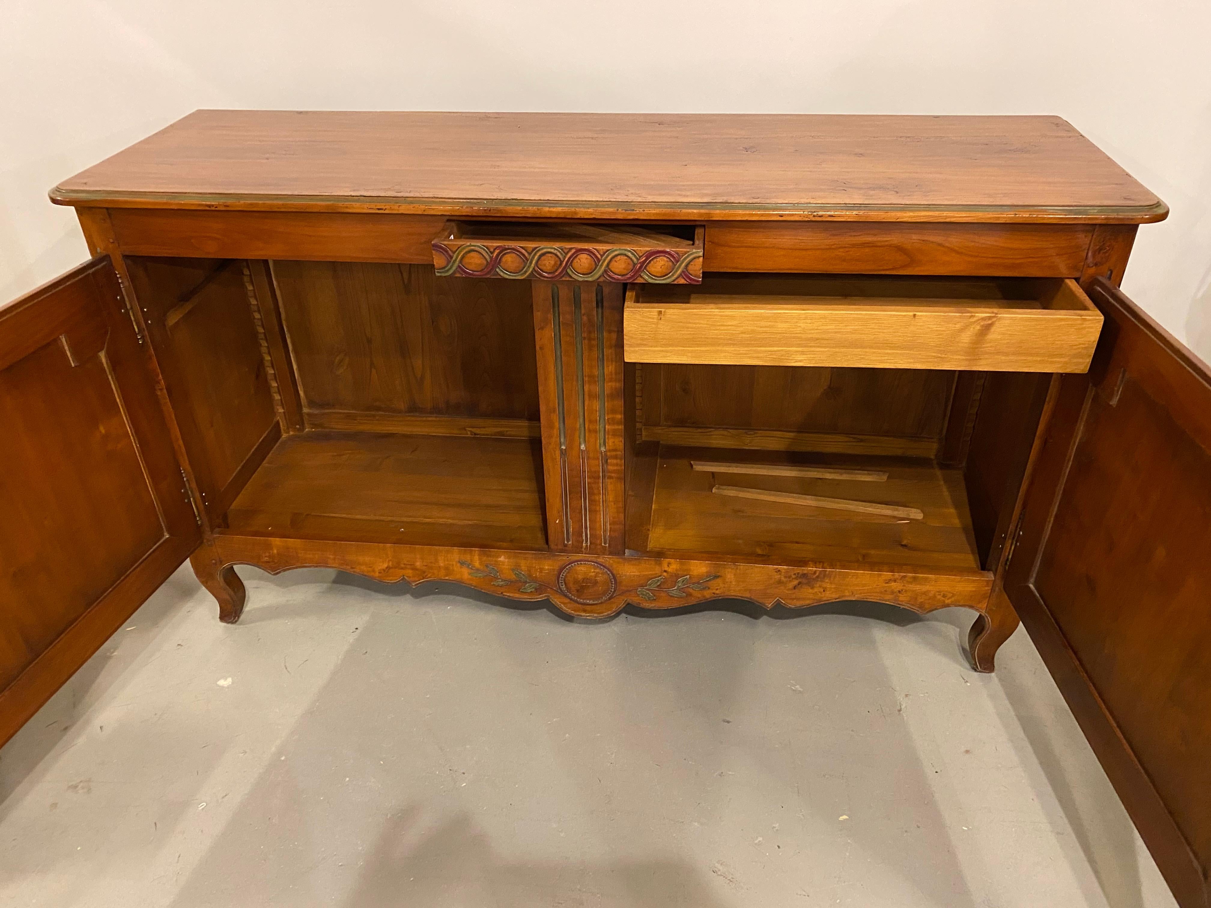 Buffet- Sideboard im französischen Landhausstil, massives Kirschbaumholz Sideboard, geschnitzte Details im Zustand „Gut“ im Angebot in Toronto, CA