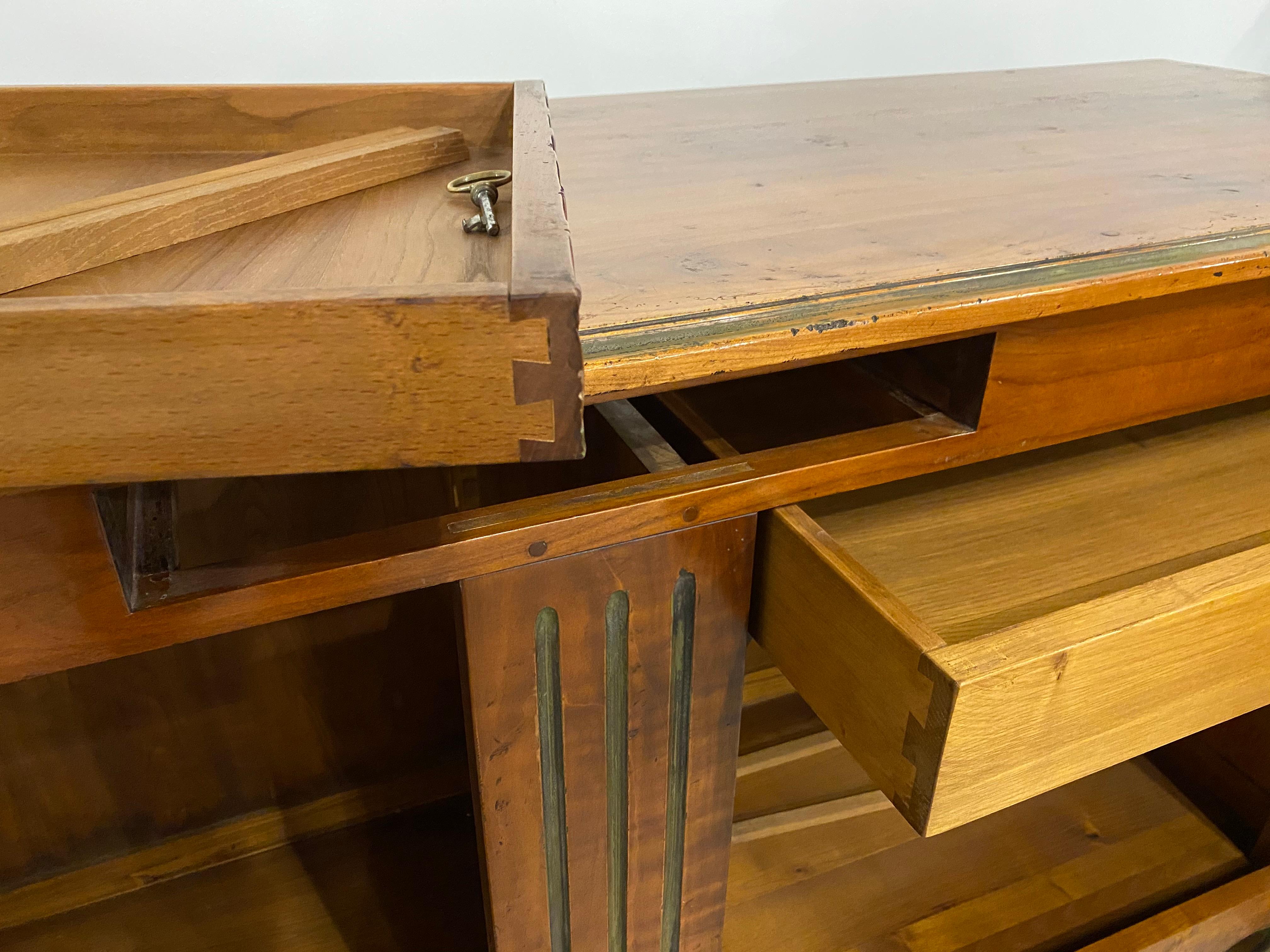 Credenza buffet in stile rustico francese, credenza in ciliegio massiccio, dettagli intagliati In condizioni buone in vendita a Toronto, CA