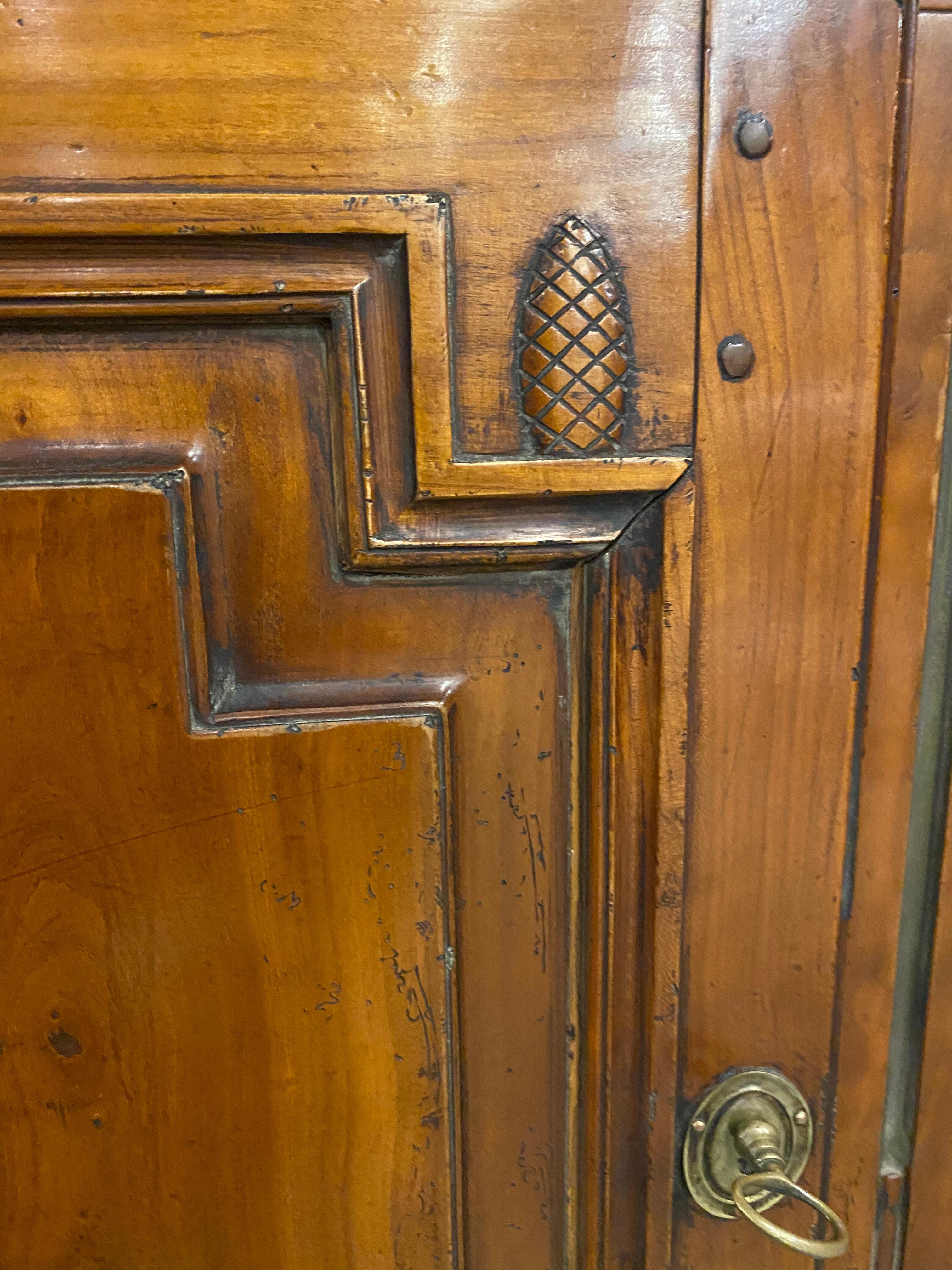 Credenza buffet in stile rustico francese, credenza in ciliegio massiccio, dettagli intagliati in vendita 1