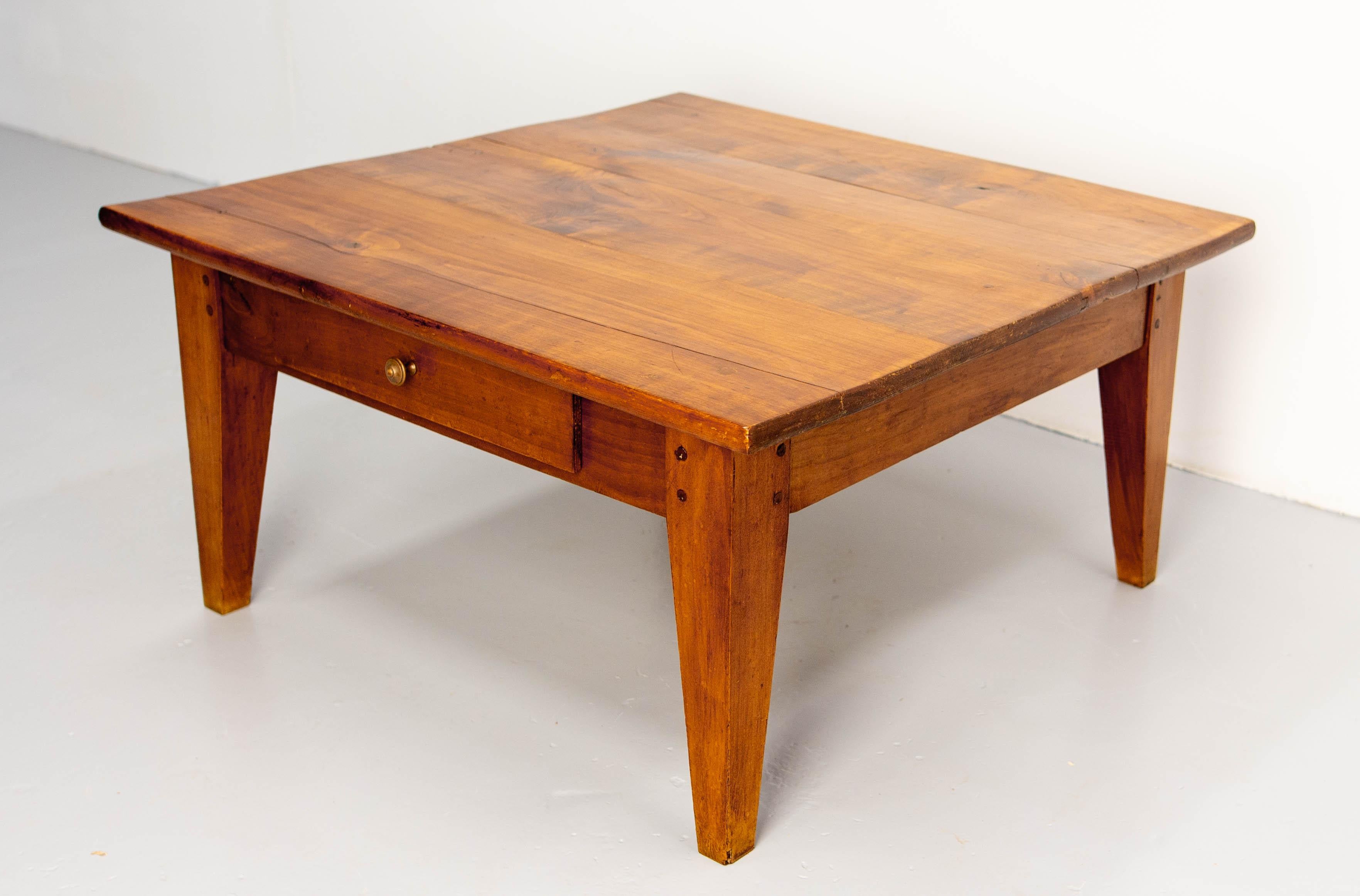 French country style coffee table with two drawers, circa 1960 In Good Condition For Sale In Labrit, Landes