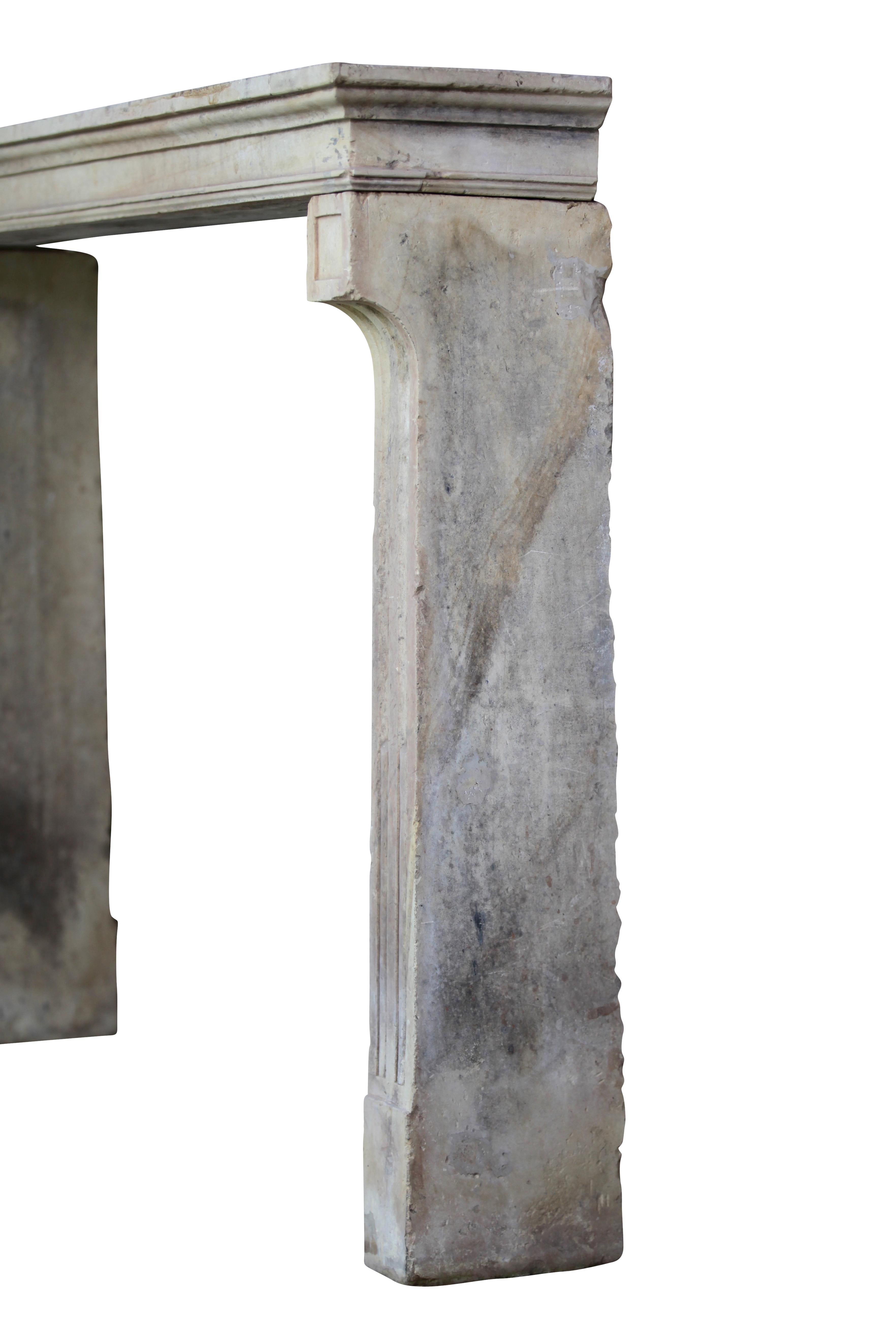 Calcare Cornice decorativa per caminetto in stile French Country in pietra calcarea in vendita